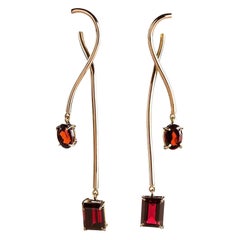 Pendientes Modernos de Oro de 18 Kilates con Elegante Diseño Colgante Lineal Hecho a Mano