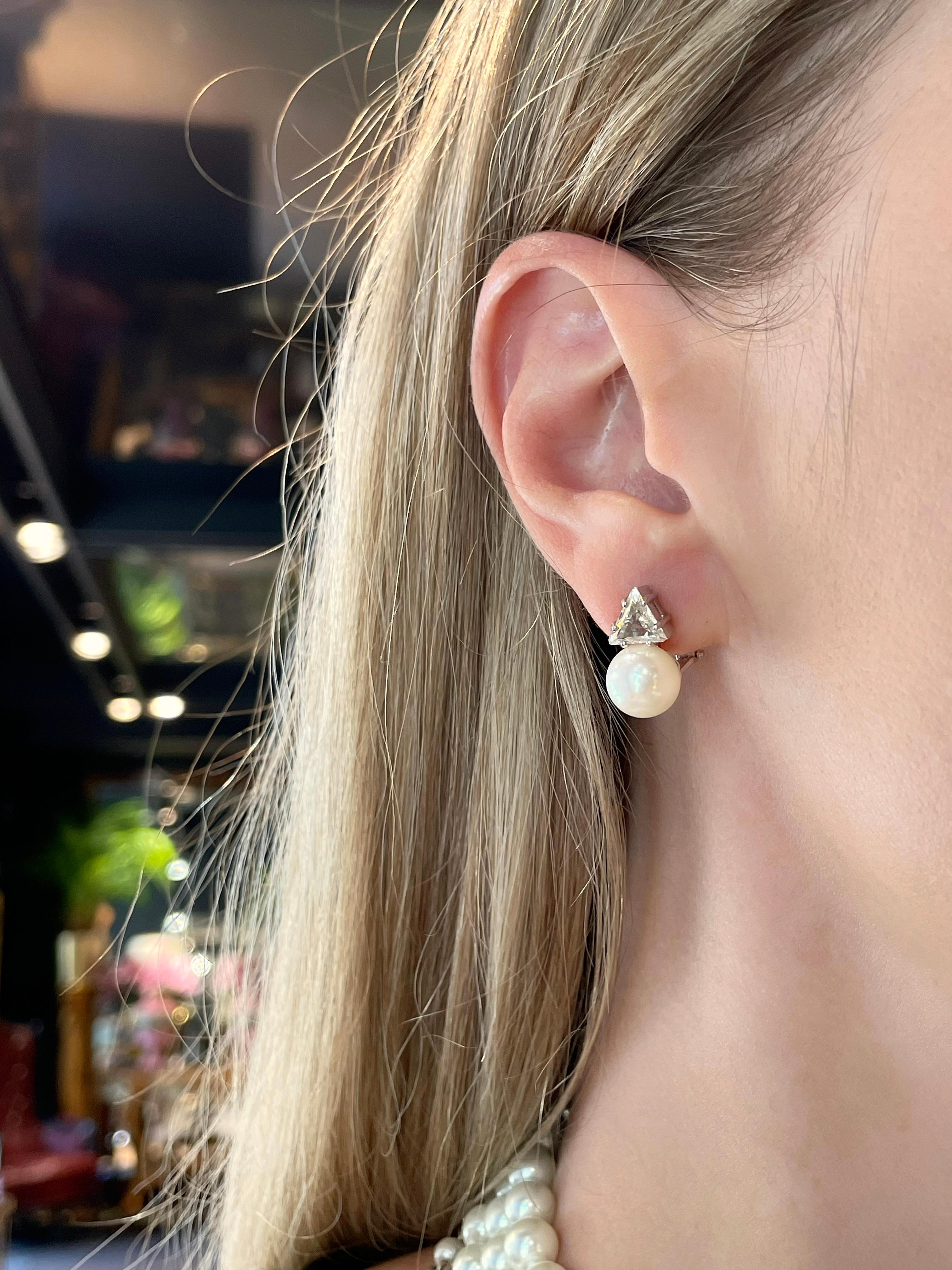 This is a pair of modern design French back earrings crafted in 18K white gold. Circa 1990. 

It features: 
- 2 cultured pearls
- 2 diamonds, triangular step cut, TW 2.00ct, TW, VS, SI2

Weight: 7.87g
Length: 1.7cm 

———

If you have any questions,