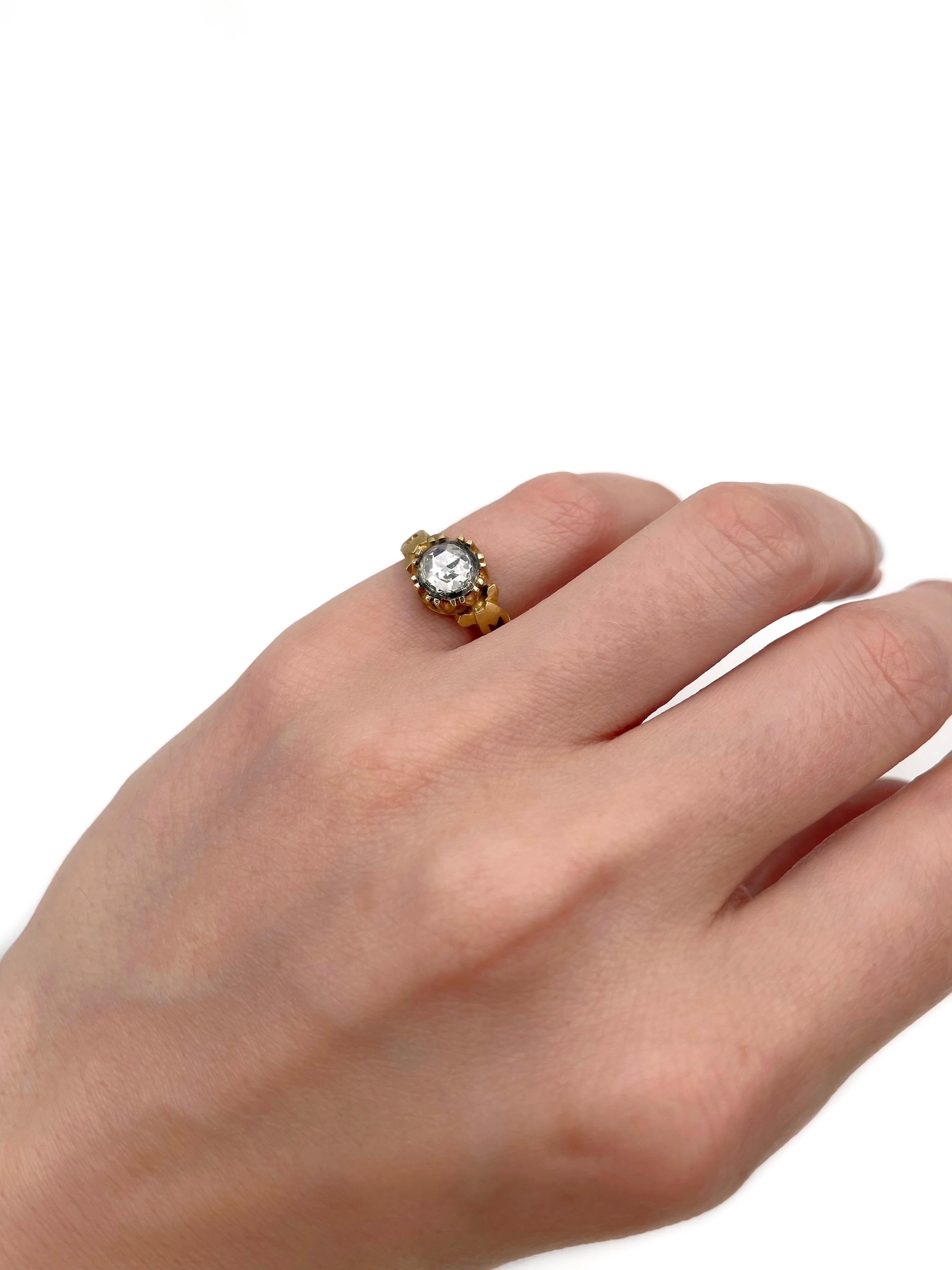 Il s'agit d'une bague solitaire moderne en or 18 carats. La pièce est ornée d'un diamant taillé en rose. Vers 2000. 

Signé 