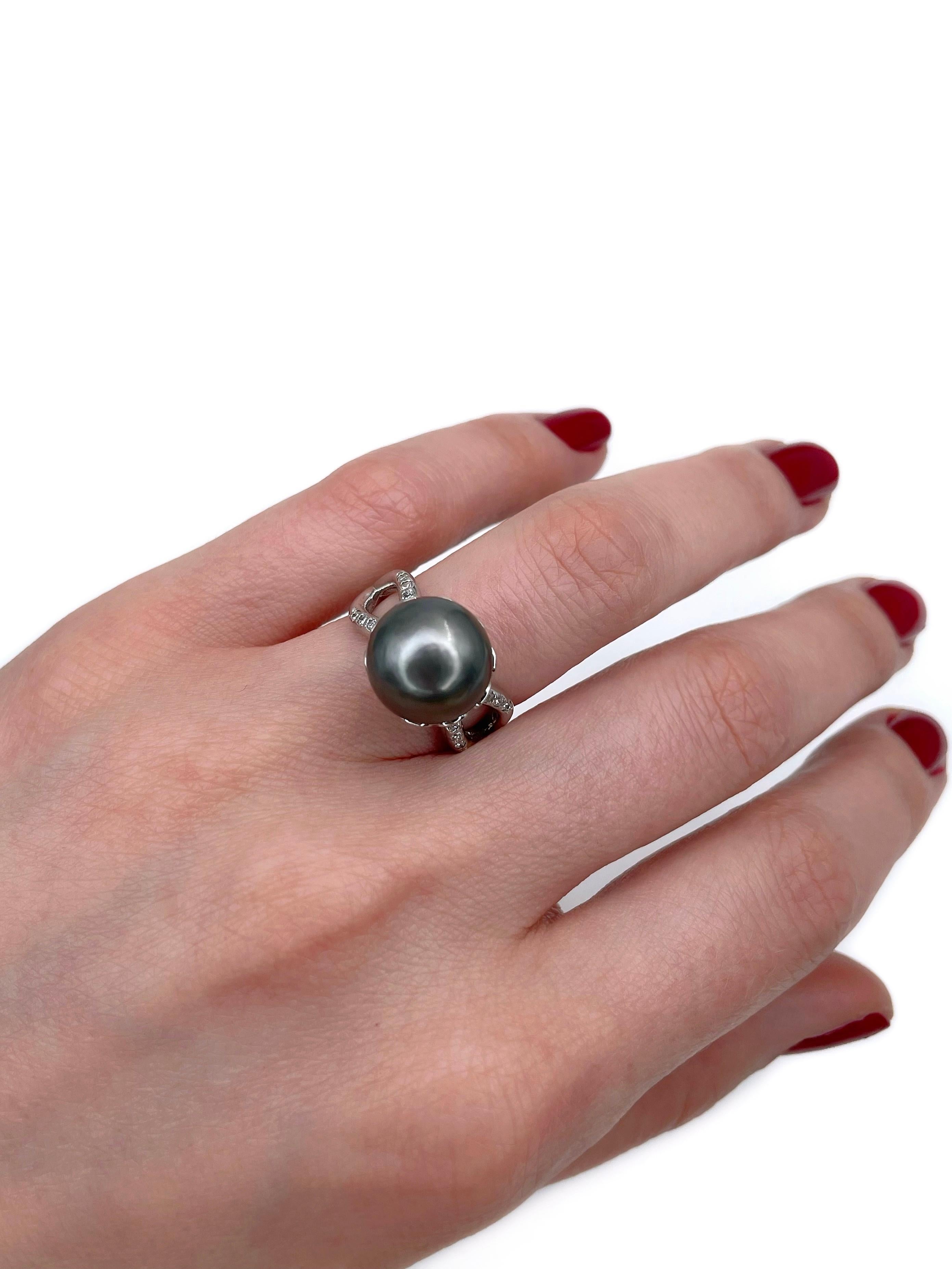 Dieser moderne Cocktailring ist aus 18 Karat Gold gefertigt. Um 2000. Er besteht aus einer Tahiti-Zuchtperle und 12 Diamanten im Brillantschliff: TW 0,12ct, RW-W, VS-SI. 

Gewicht: 9,73 g
Größe: 15.75 (US 5)

WICHTIG: Die Größe kann nicht geändert