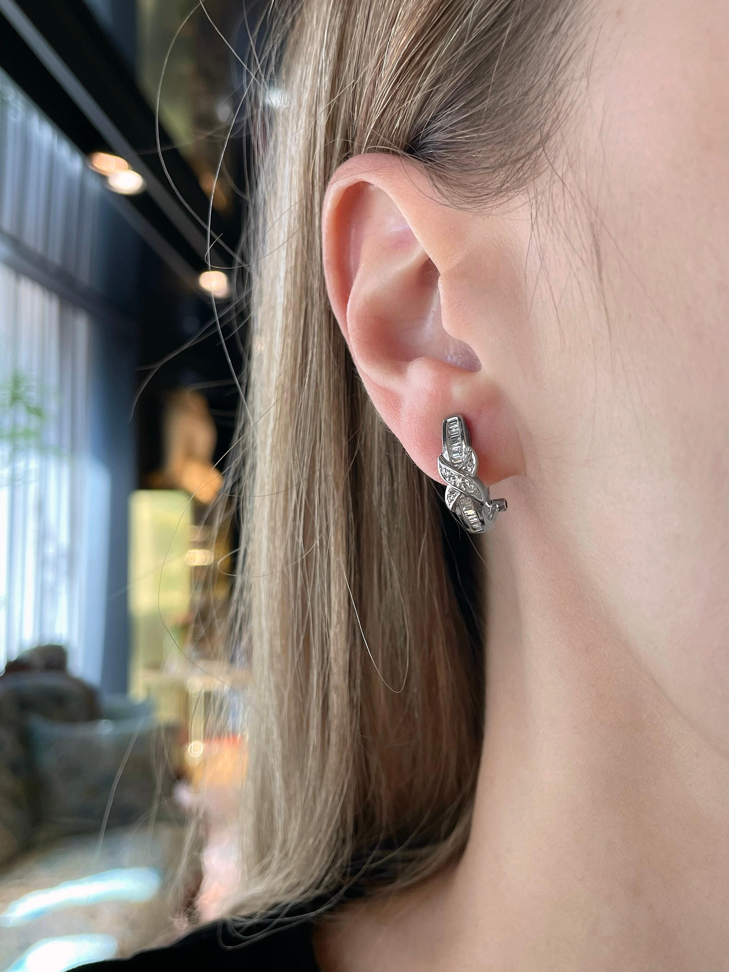 This is a pair of modern X design French back earrings crafted in 18K white gold. Circa 2000. 

It features diamonds (TW 0.25ct): 
- 10 diamonds (RBC-17, TW 0.05ct, RW-W, VS-SI)
- 28 diamonds (baguette cut, TW 0.20ct, RW-W, VS-SI)

Weight: