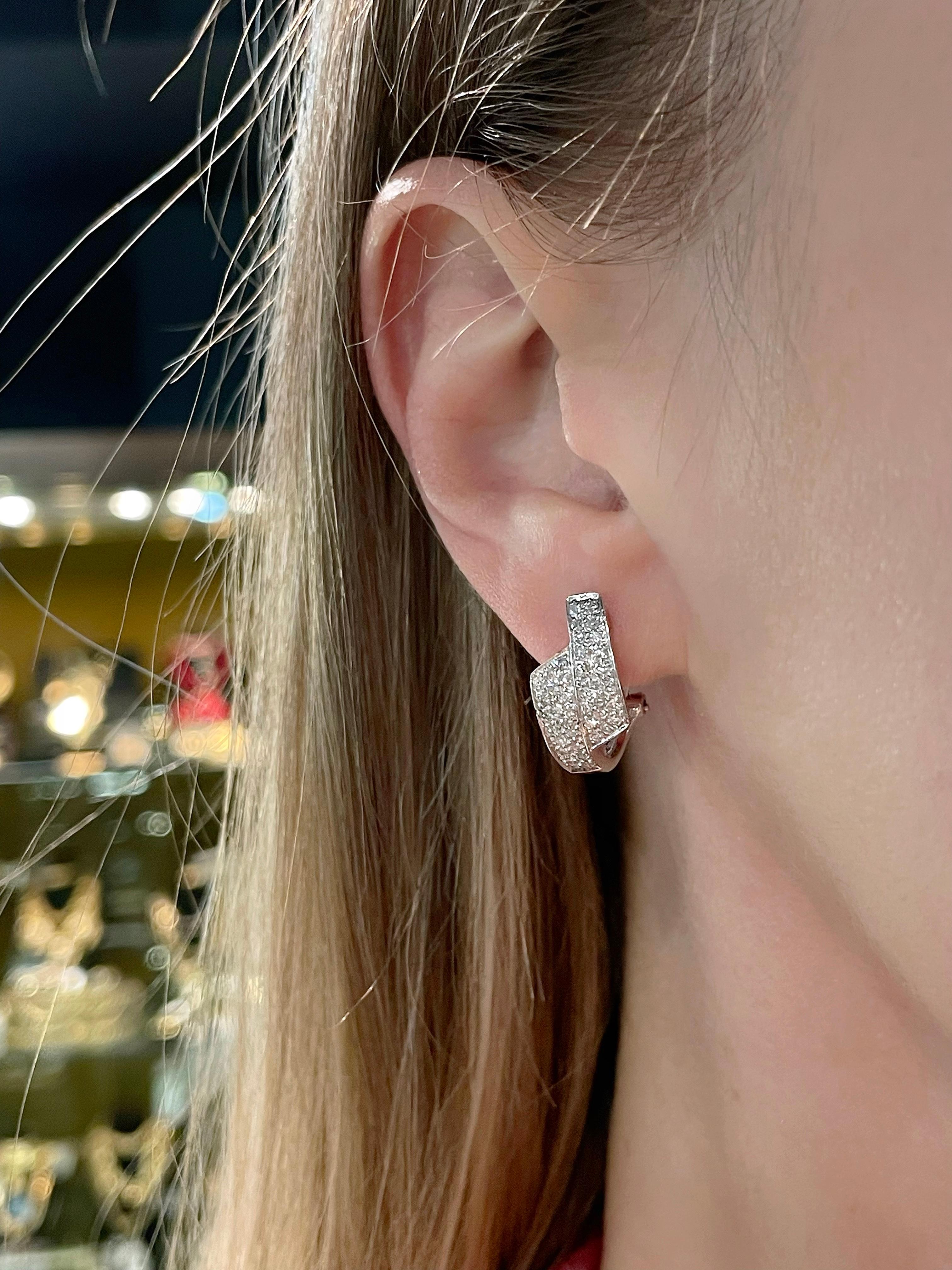 This is a pair of modern geometric design French back earrings crafted in 18K white gold. Circa 2000. 

It features 84 diamonds: RBC-17, TW 0.42ct, RW+/W, VS-SI.

Weight: 4.80g
Size: 1.8×0.9cm 

———

If you have any questions, please feel free to