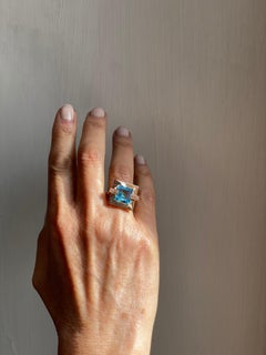 Anello moderno in oro rosa 18 carati con topazio blu e diamanti da 0,27 carati con design a cocktail