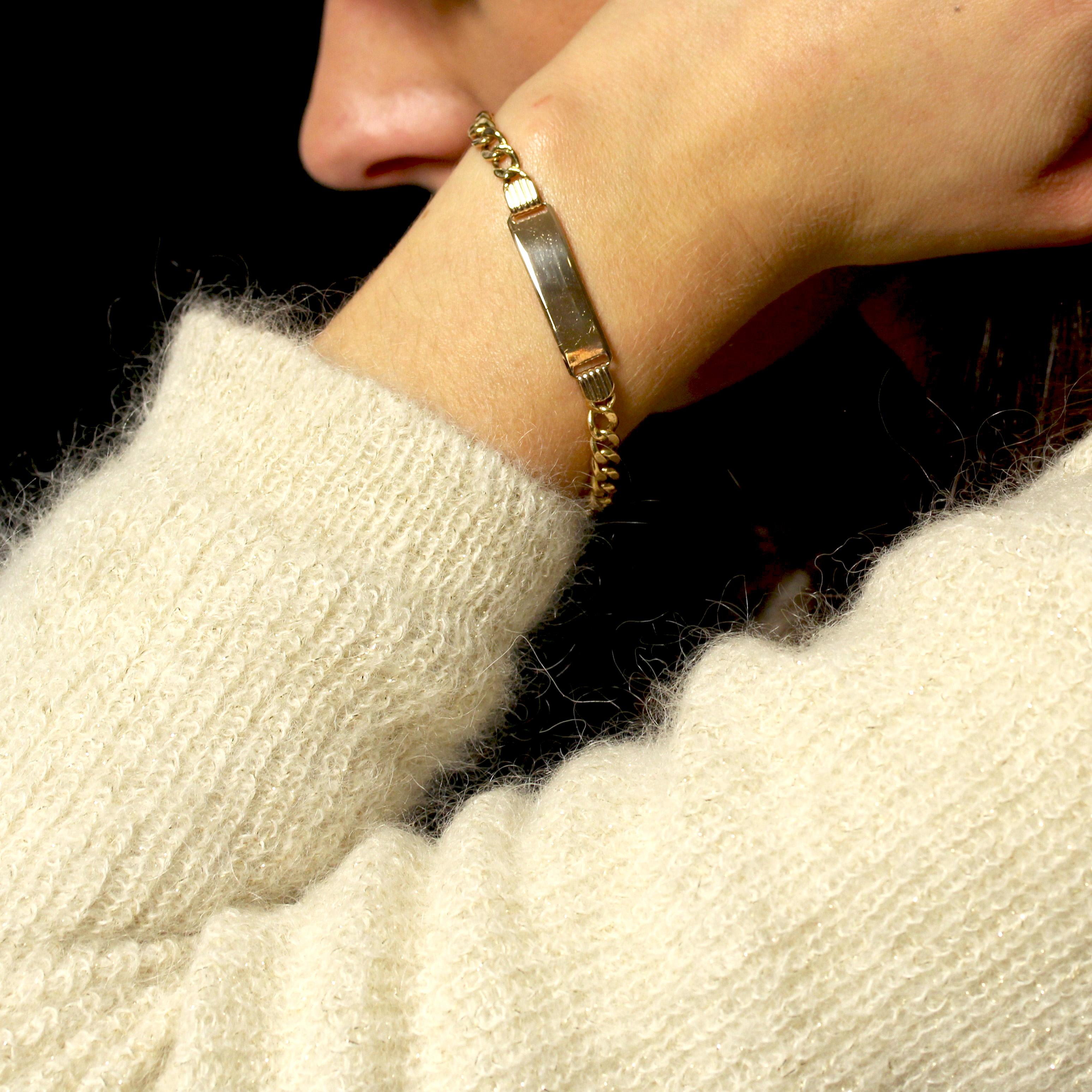 Pulsera de oro rosa de 18 quilates.
Una deliciosa pulsera de oro con un eslabón de gourmette que sujeta una placa de oro liso mediante dos eslabones con gallones. El cierre es un anillo de resorte.
Altura de la placa : 8 mm aproximadamente, anchura