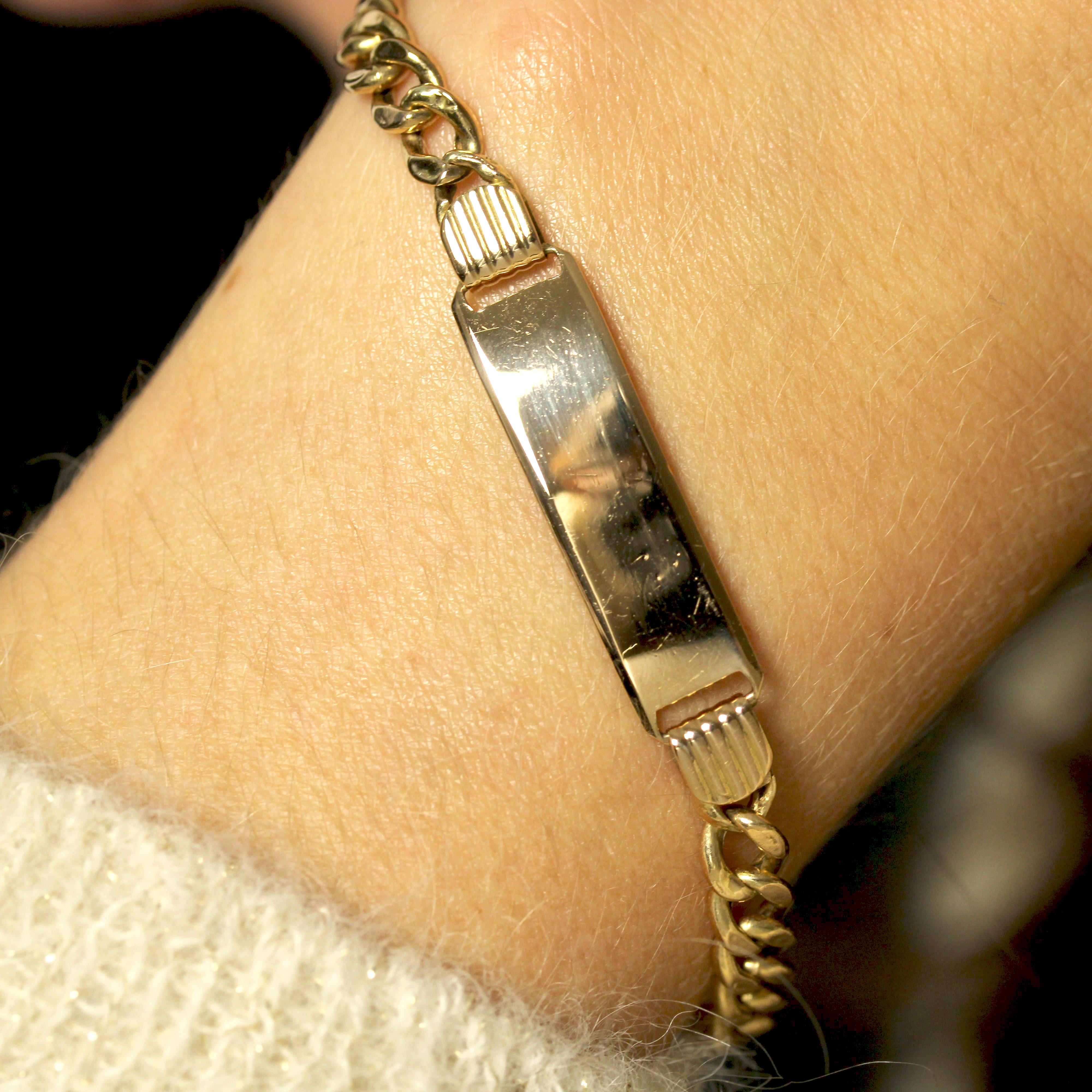 Brazalete moderno de oro rosa de 18 quilates con cadena de bordillo y placa personalizada en venta 1
