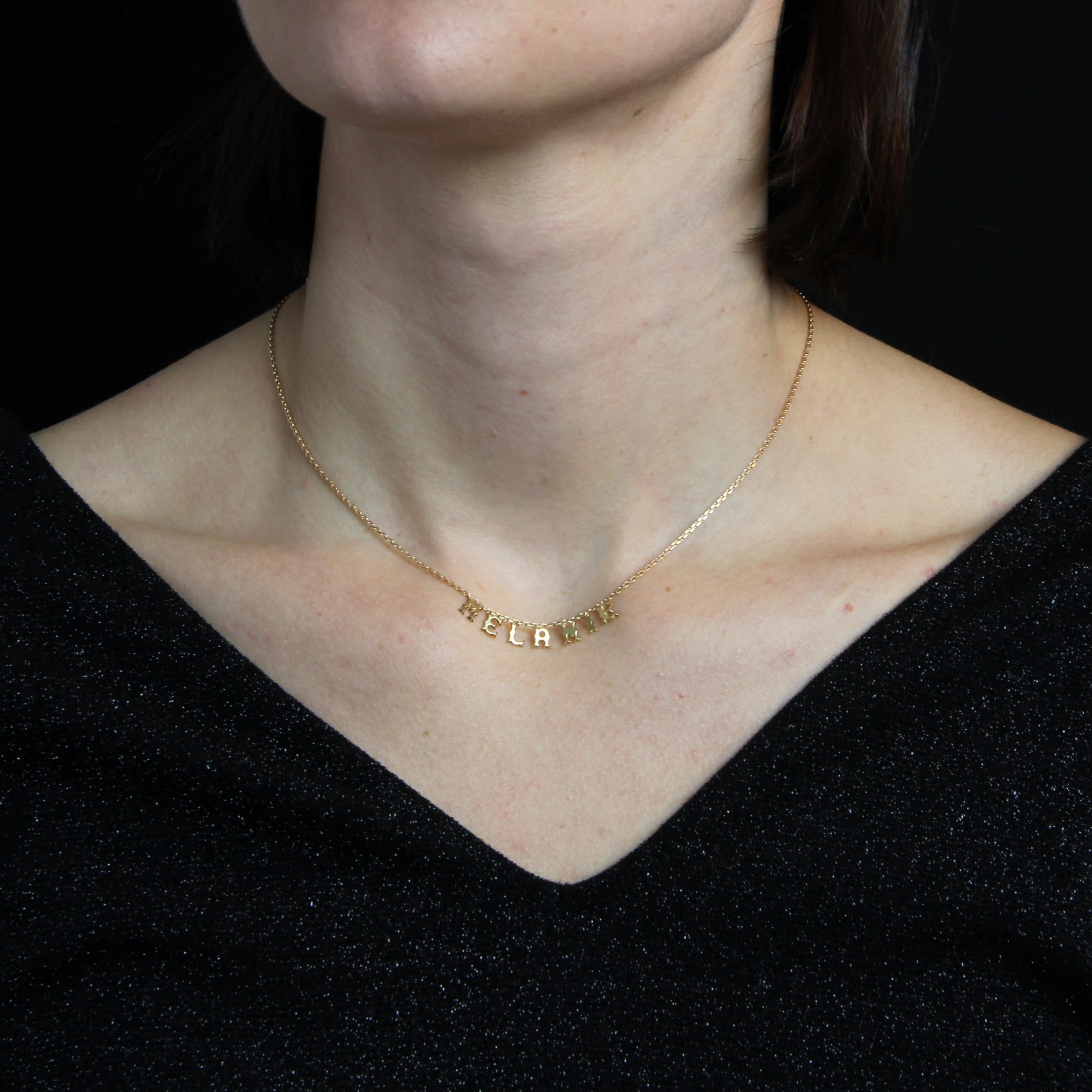 Halskette aus 18 Karat Roségold, Adlerkopfpunze.
Diese Halskette besteht aus einer Sträflingskette mit dem Vornamen Mélanie in der Mitte. Die Schließe ist ein Federring.
Länge : ca. 39,5 cm, Breite der Kette : ca. 1 mm, Buchstabenhöhe : ca. 5,6 mm,