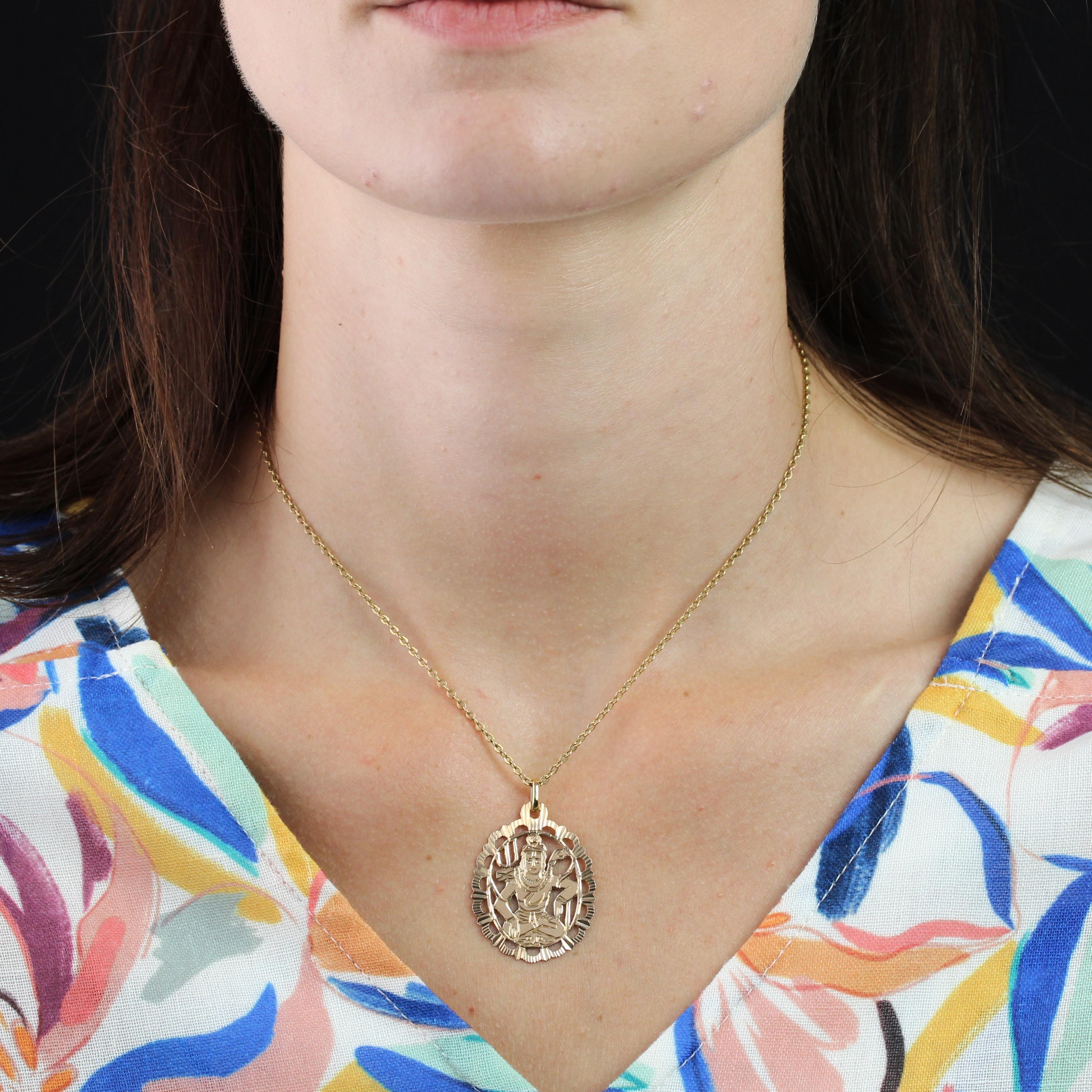 Ciondolo in oro rosa 18 carati.
Ciondolo di forma ovale in oro rosa, raffigurante il dio indù Shiva, cesellato e traforato in un design polilobato, striato e sfaccettato.
Il ciondolo è venduto da solo senza la catena di presentazione.
Altezza: 3,8