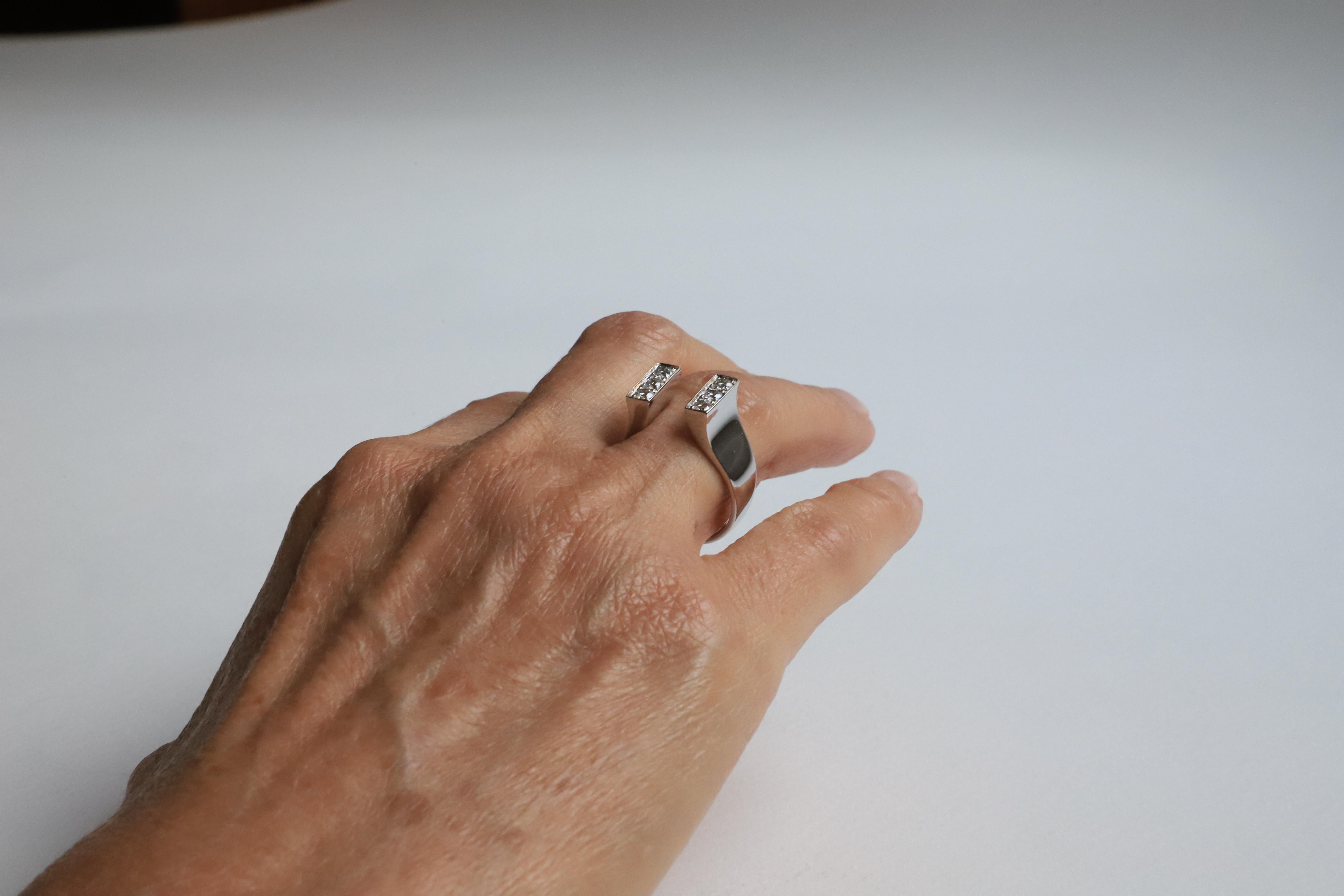 Zeitgenössischer Ring aus 18 Karat Weißgold mit 0,54 Karat weißen Diamanten im Unisex-Design im Zustand „Neu“ im Angebot in Rome, IT