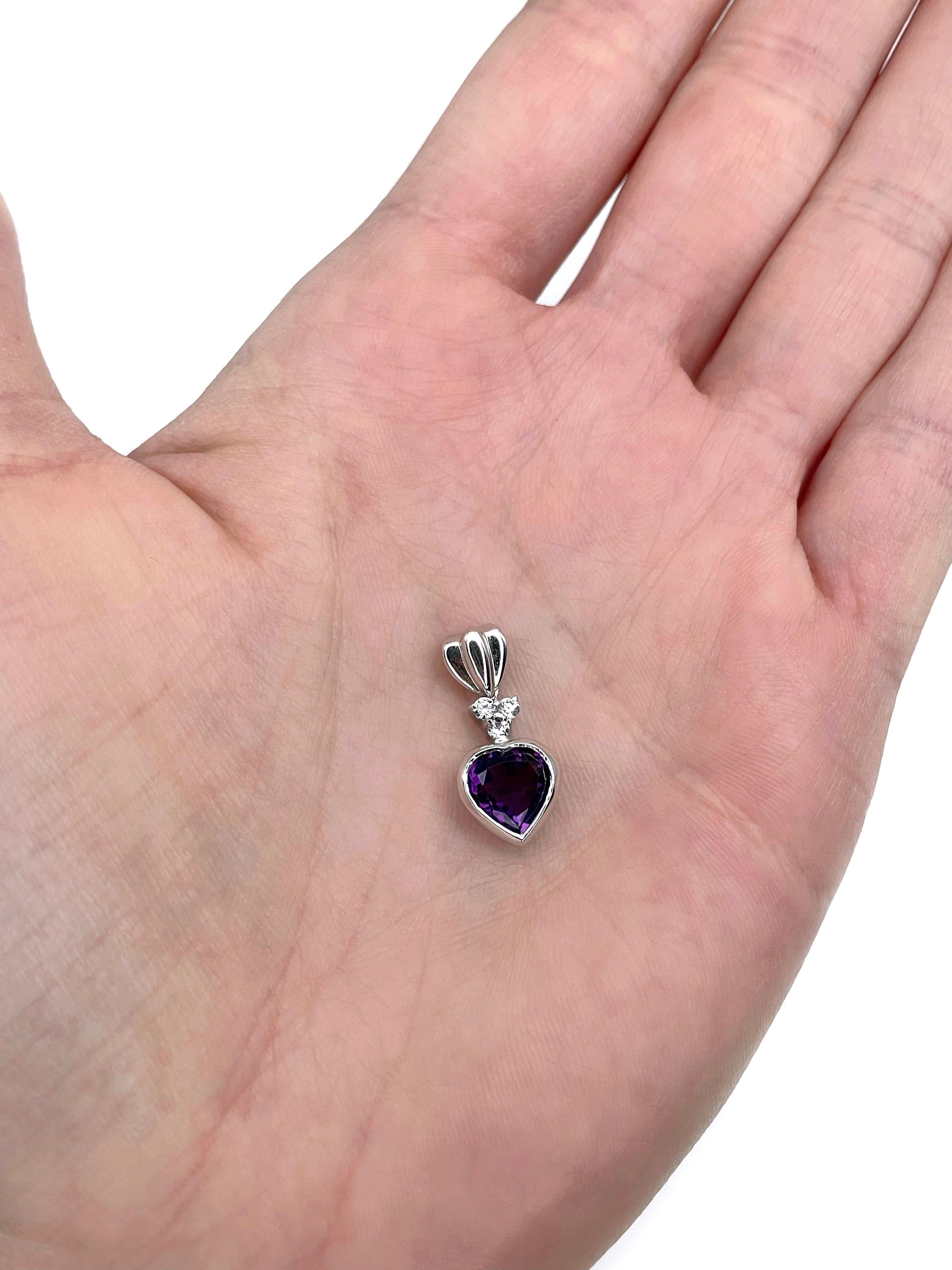 Ce pendentif moderne est réalisé en or blanc 18 carats. Vers 2000.

La pièce comporte une améthyste taillée en cœur : 1,30ct, P 5/4, P1. La gemme est accompagnée de cristaux clairs. 

Poids : 2.13g 
Longueur : 2 cm

IMPORTANT : En tant qu'acheteur,