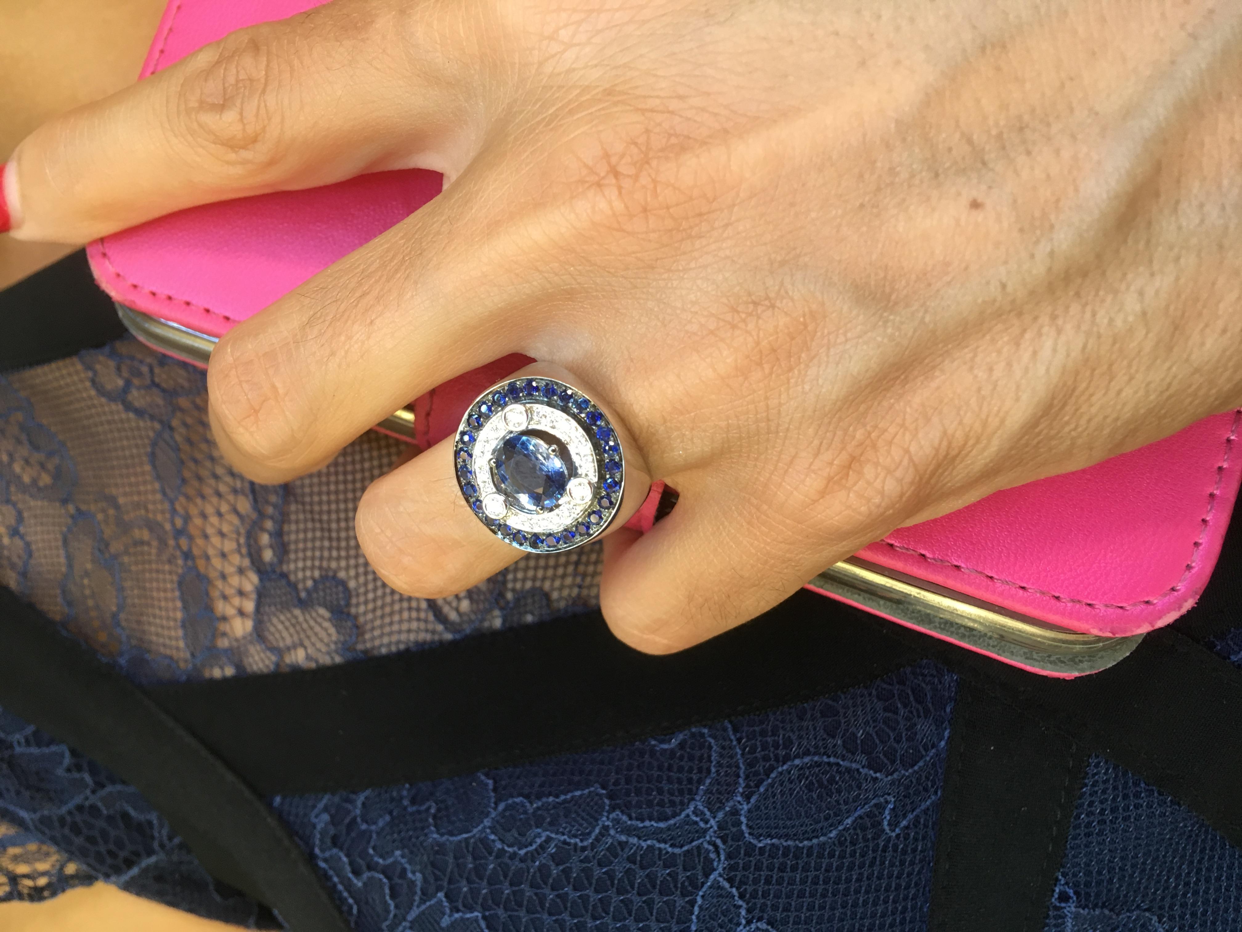 Moderner Ring aus 18 Karat Weißgold mit 3,20 Karat Saphiren und 0,30 Karat weißen Diamanten im Angebot 6