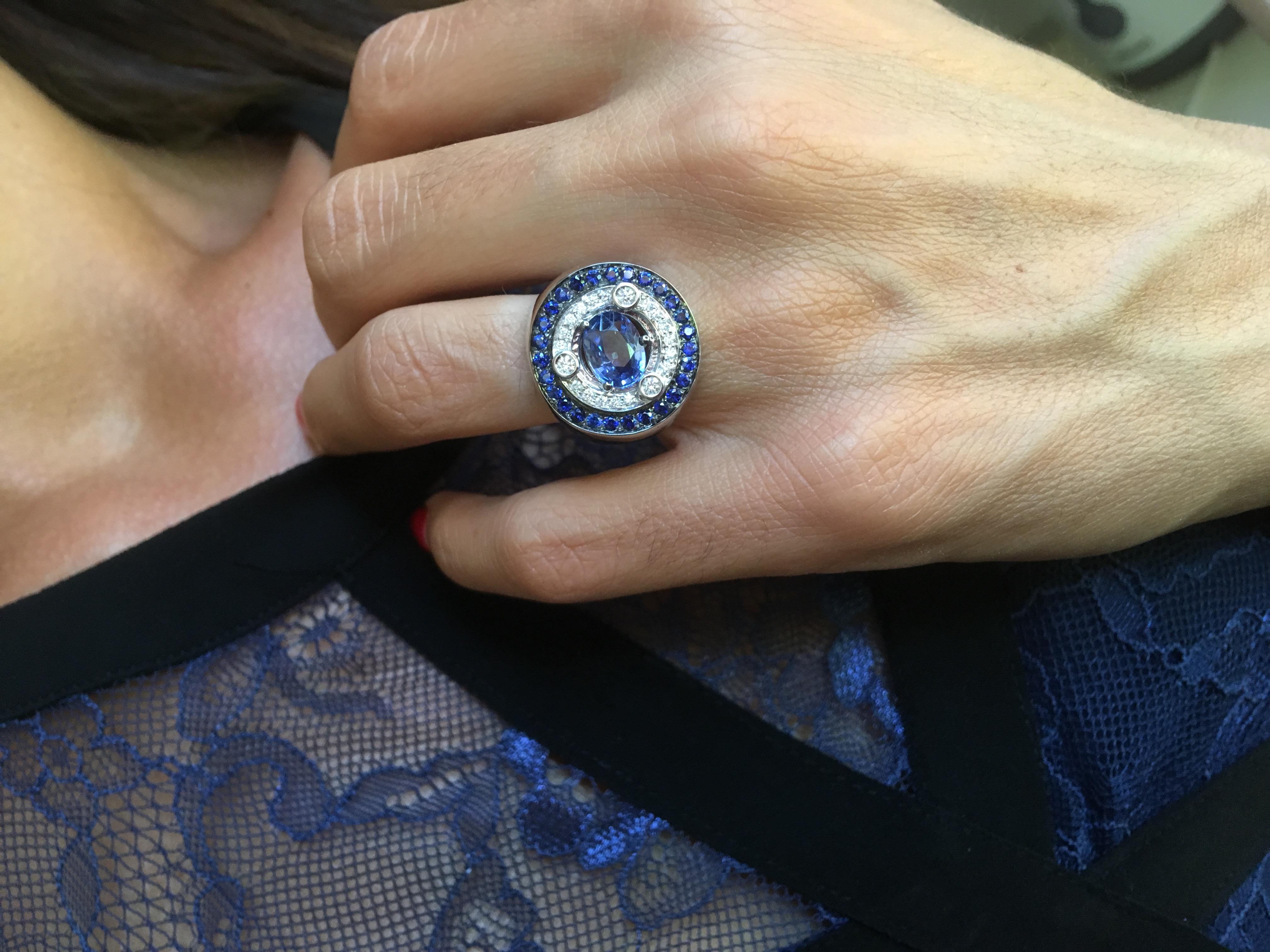 Modern 18 Karat White Gold 3.20 Karat Sapphires 0.30 Karat White Diamonds Ring For Sale 11