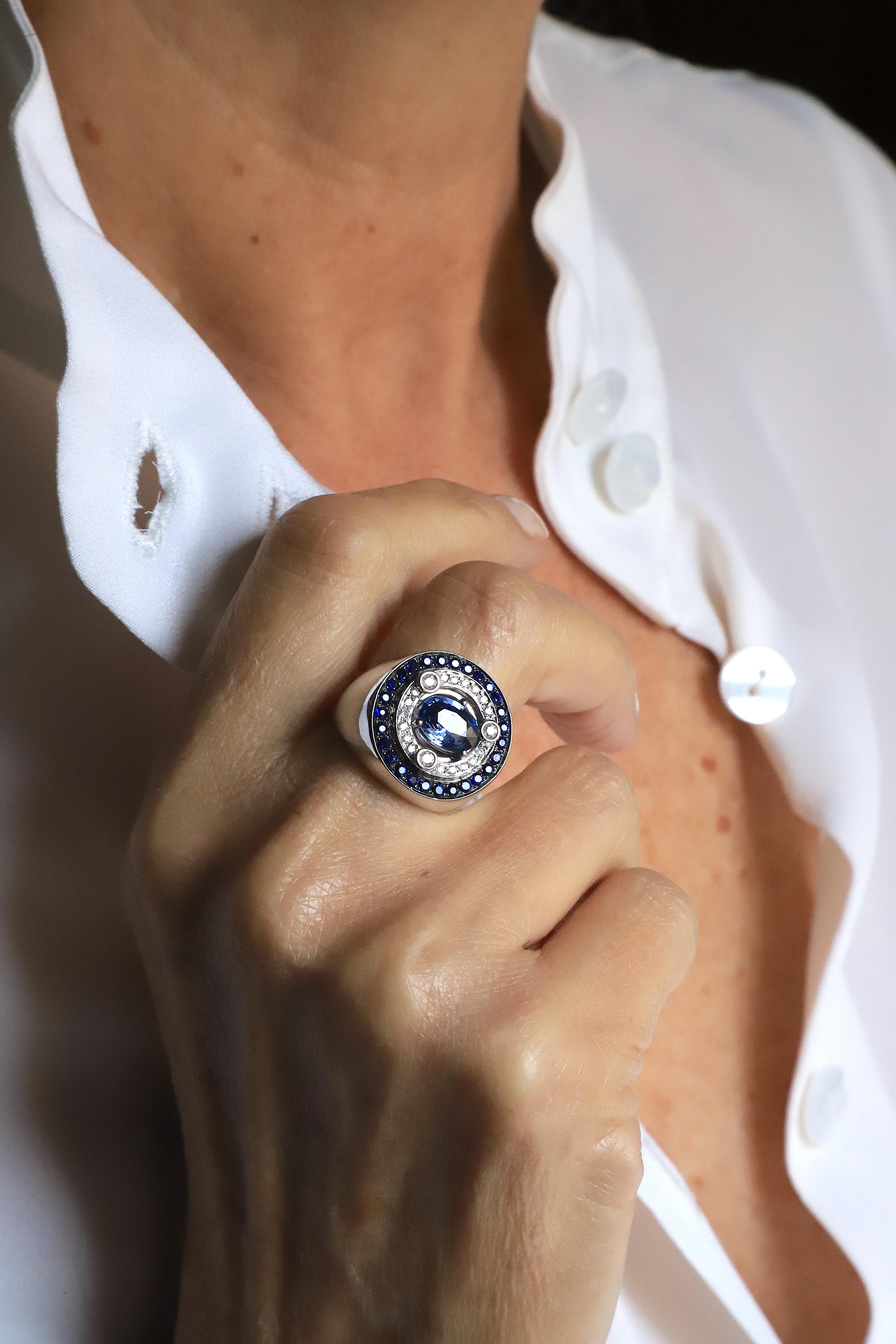 Modern 18 Karat White Gold 3.20 Karat Sapphires 0.30 Karat White Diamonds Ring In New Condition For Sale In Rome, IT