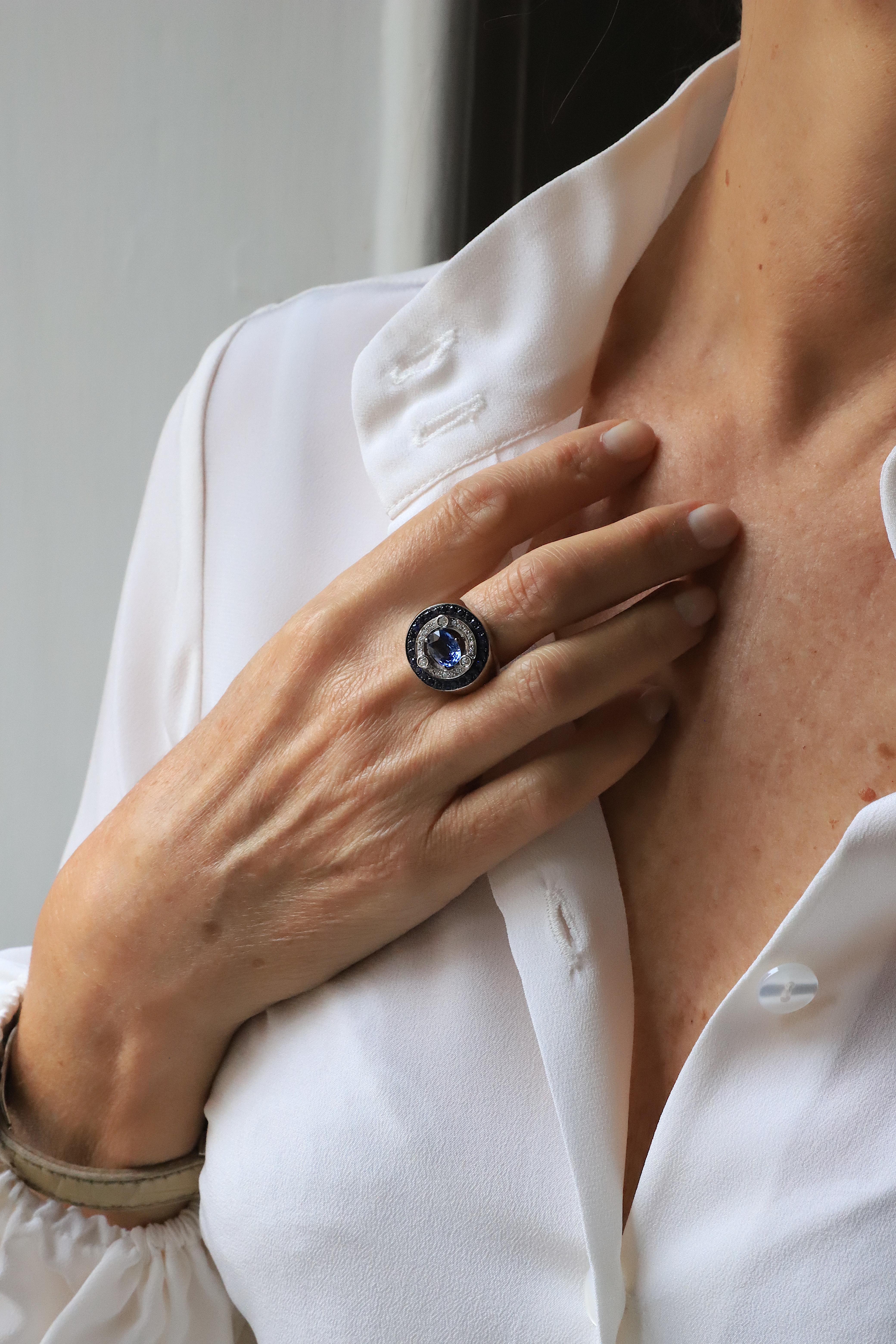 Moderner Ring aus 18 Karat Weißgold mit 3,20 Karat Saphiren und 0,30 Karat weißen Diamanten (Art déco) im Angebot