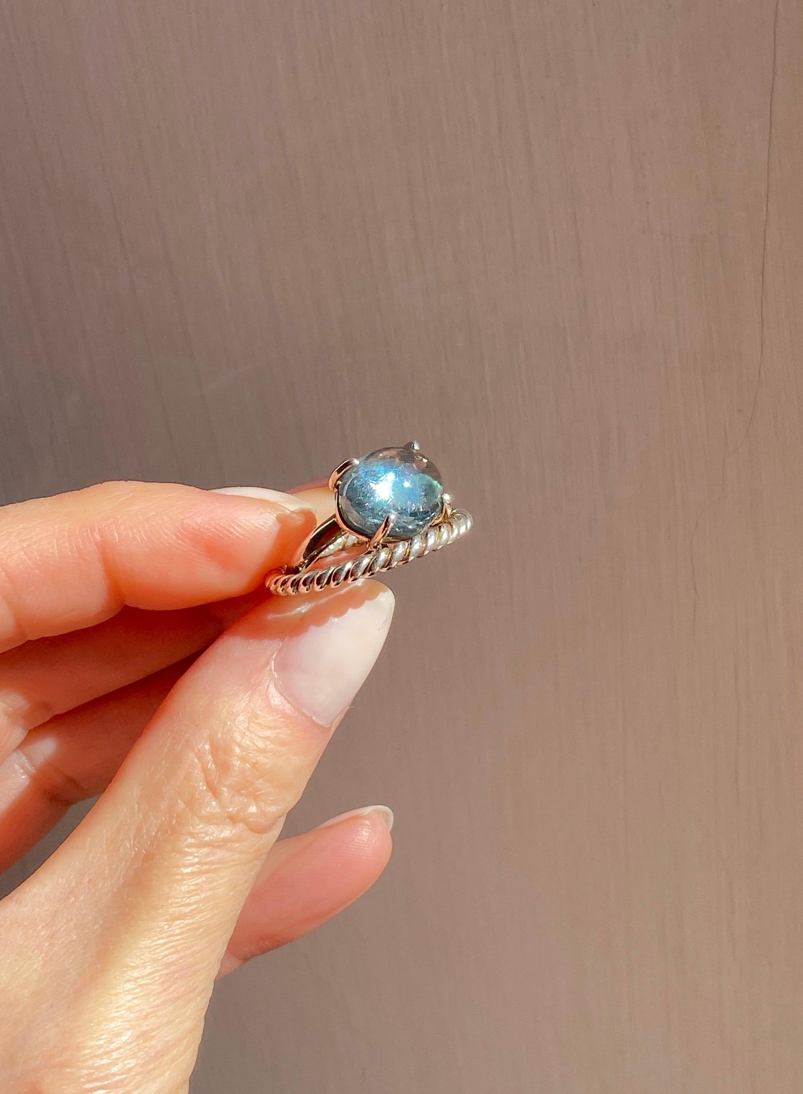 Taille cabochon Bague cocktail moderne en or blanc 18 carats avec topaze cabochon bleue, fabriquée à la main en vente