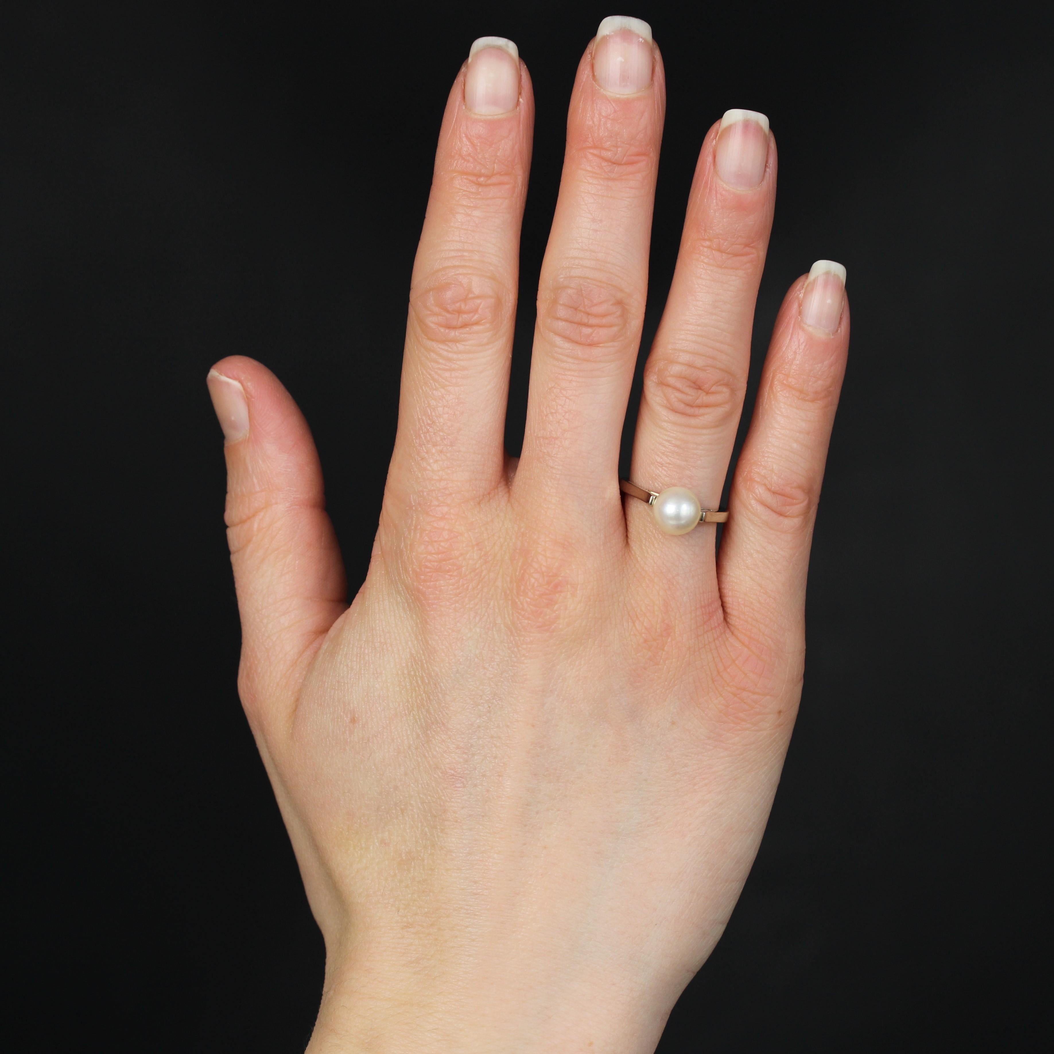 Ring aus 18 Karat Weißgold, Adlerkopfpunze.
Dieser weißgoldene Perlensolitär ist mit einer perlweißen orientalischen Zuchtperle besetzt, die auf beiden Seiten des Rings eingefasst ist.
Durchmesser der Perle: ca. 8/8,5 mm.
Breite des Rings an der