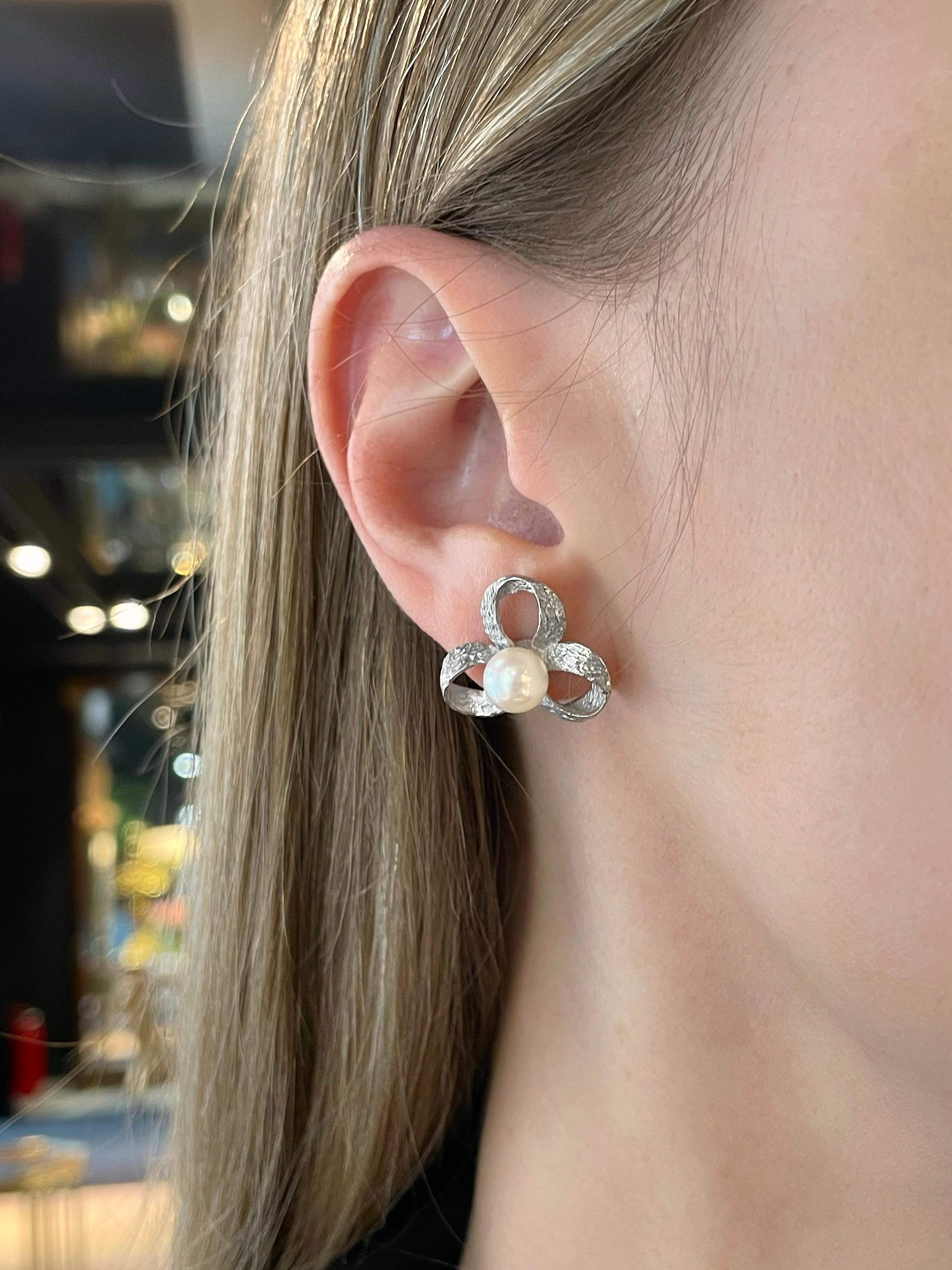 Il s'agit d'une paire de boucles d'oreilles modernes au design floral en or blanc 18 carats. Vers 2000. 

Il comporte 2 perles de culture.

Poids : 6,17 g
Taille : 2x2cm

---

Si vous avez des questions, n'hésitez pas à les poser. Nous décrivons nos