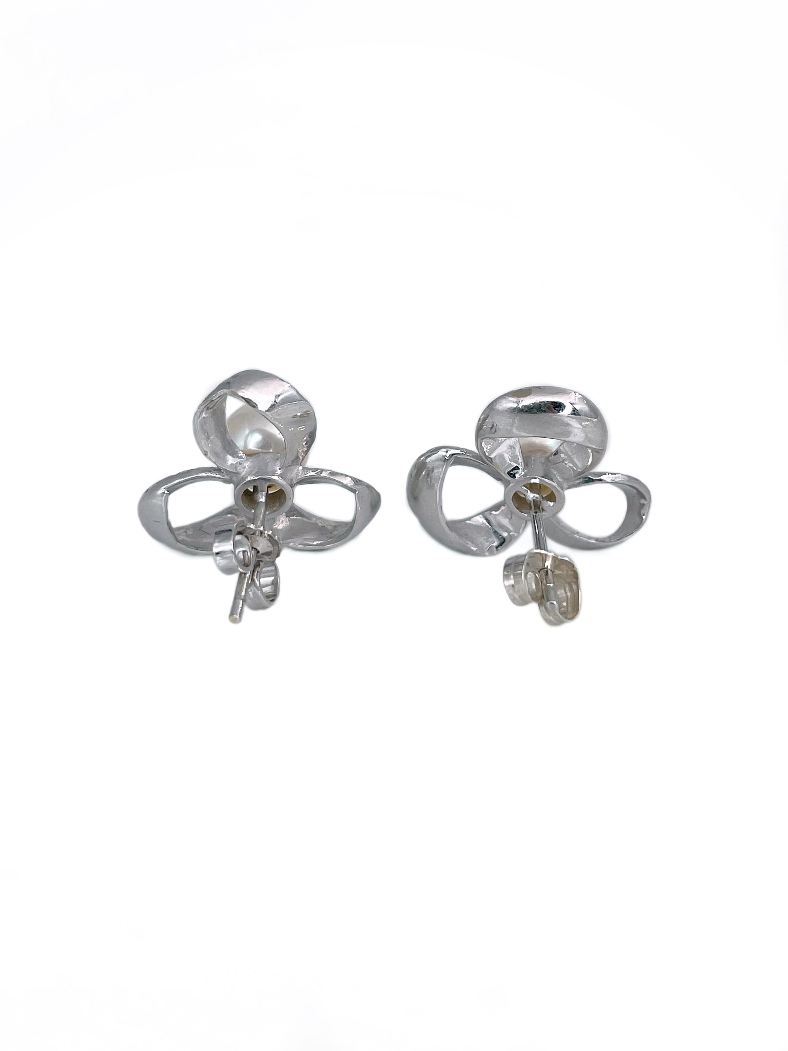 Taille ronde Modernity Boucles d'oreilles en or blanc 18 carats avec perles au design floral en vente