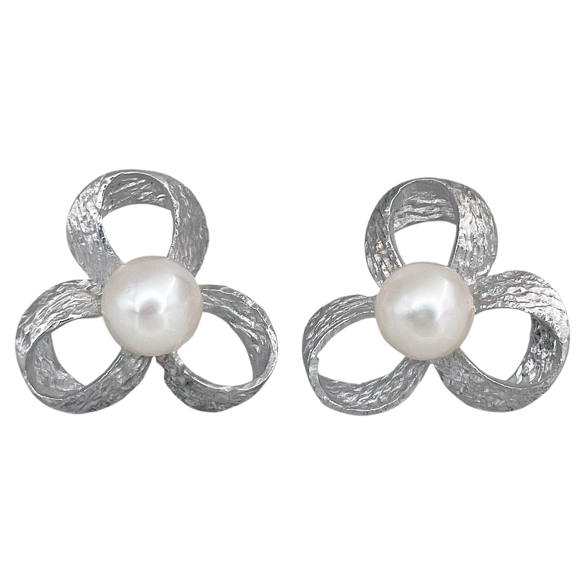 Modernity Boucles d'oreilles en or blanc 18 carats avec perles au design floral en vente