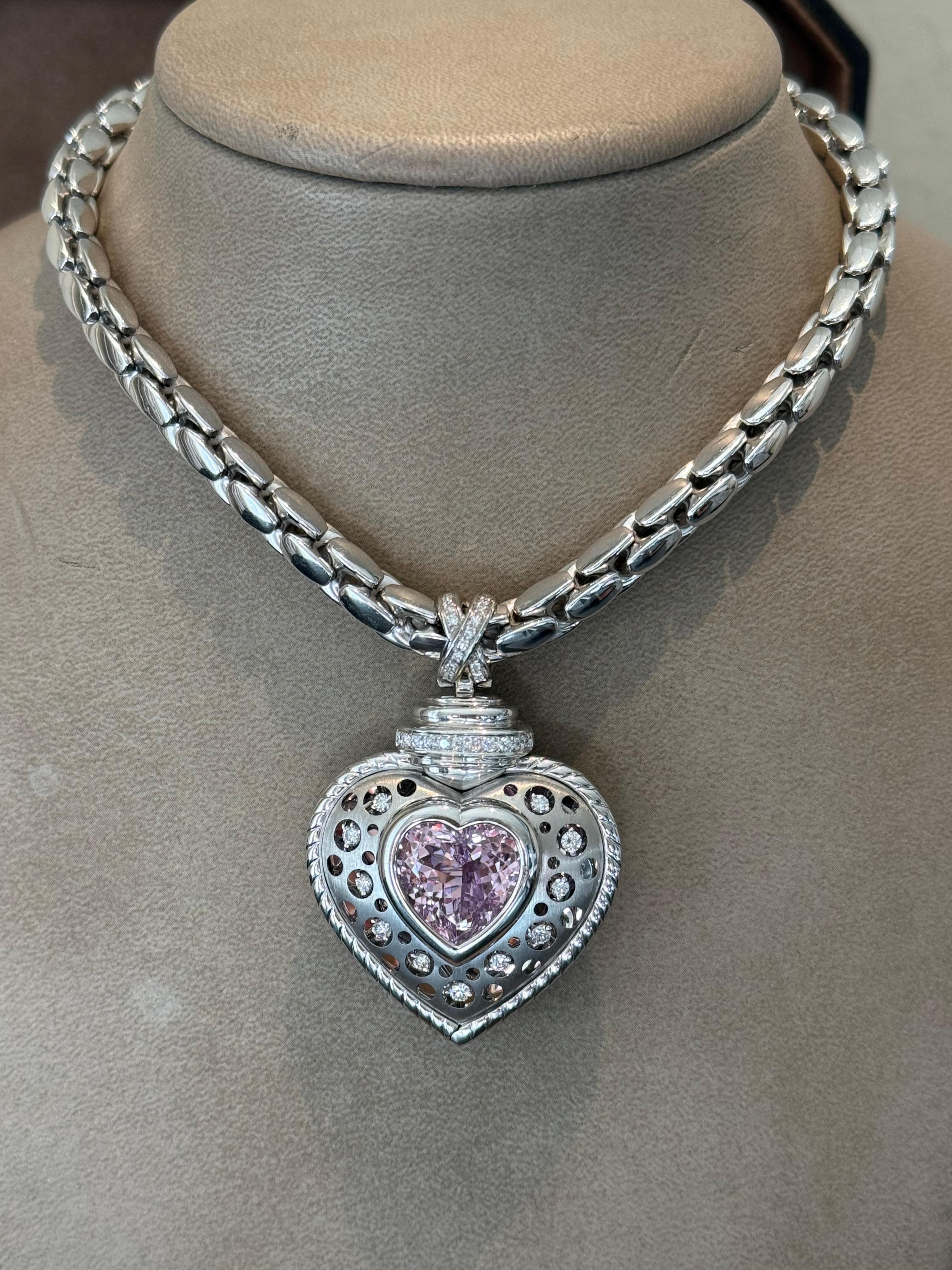 Colgante Corazón Moderno de Oro Blanco de 18 Kilates con Kunzita y Diamantes en venta 5