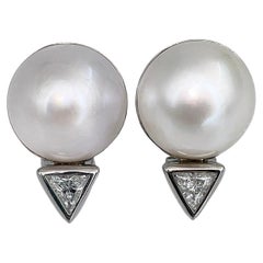 Orecchini moderni in oro bianco 18 carati con perle e diamanti da 0,80 carati con chiusura alla francese
