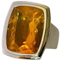 Bague fantaisie moderne en or blanc 18 carats avec opale d'un feu mexicain