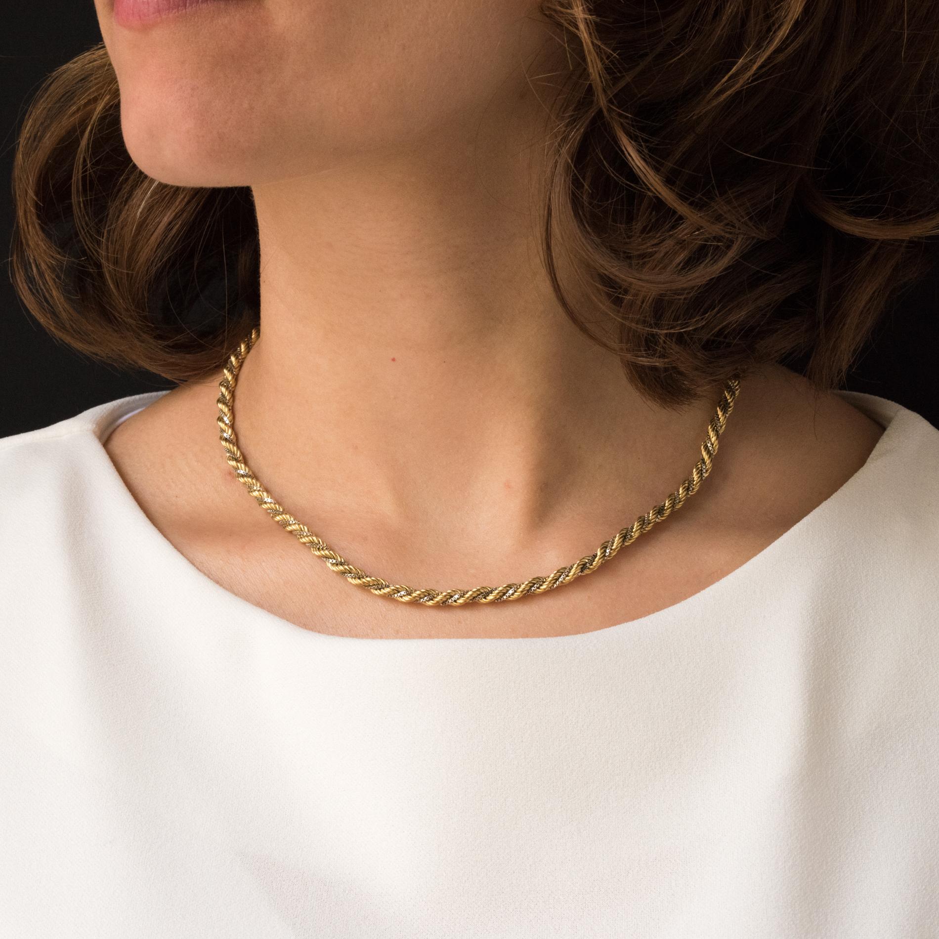 Necklace in 18 karats yellow and white gold, weevil hallmark.
This necklace is made of a twist of yellow gold thread and a white gold cube mesh chain. The clasp is a carabiner with safety chain.
Length: 42.5 cm, thickness: 0.4 cm.
Total weight of