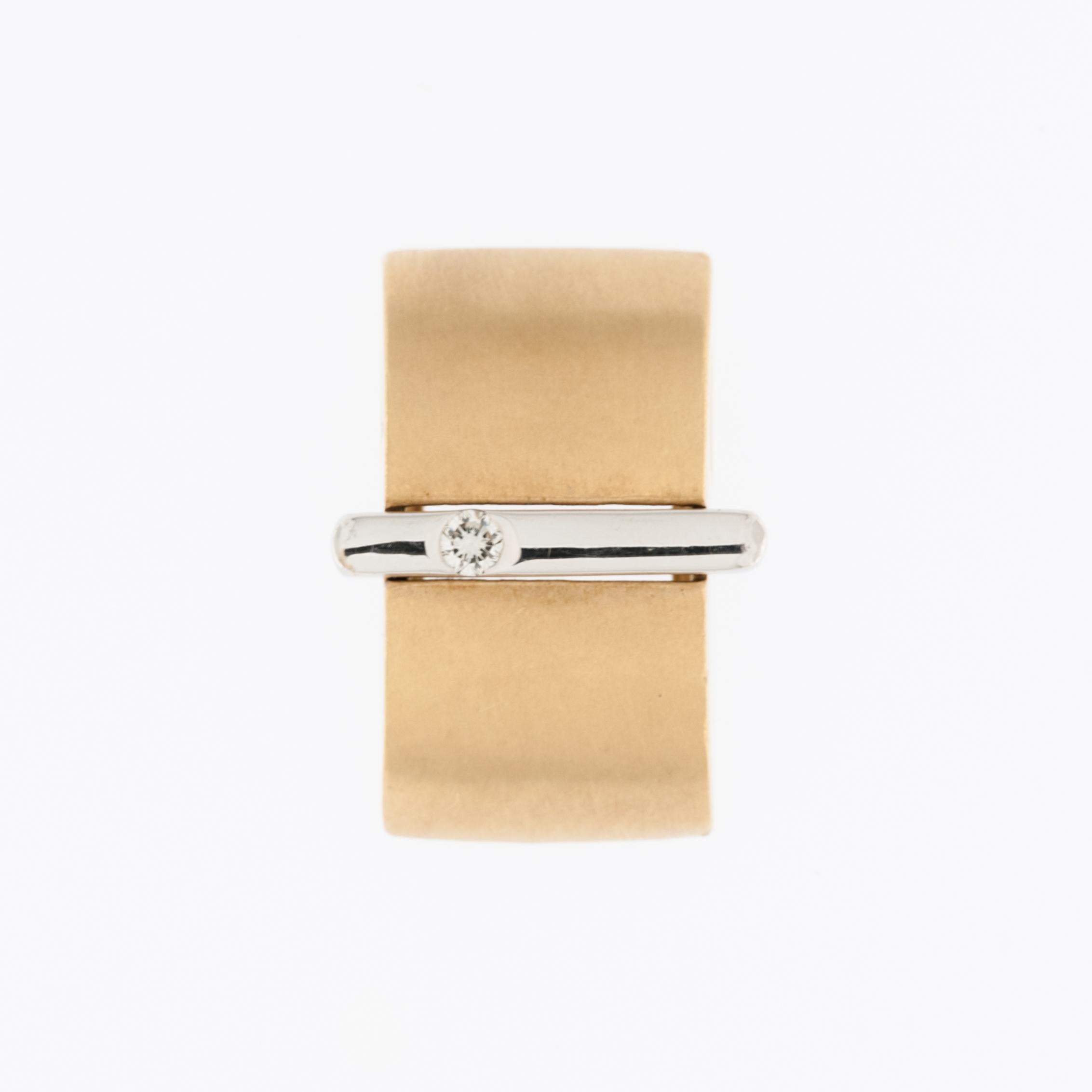 Ce pendentif moderne est un bijou époustouflant, réalisé de manière experte à partir d'une combinaison d'or jaune et d'or blanc 18 carats. Le design mêle harmonieusement ces deux métaux précieux, créant un contraste visuellement saisissant qui