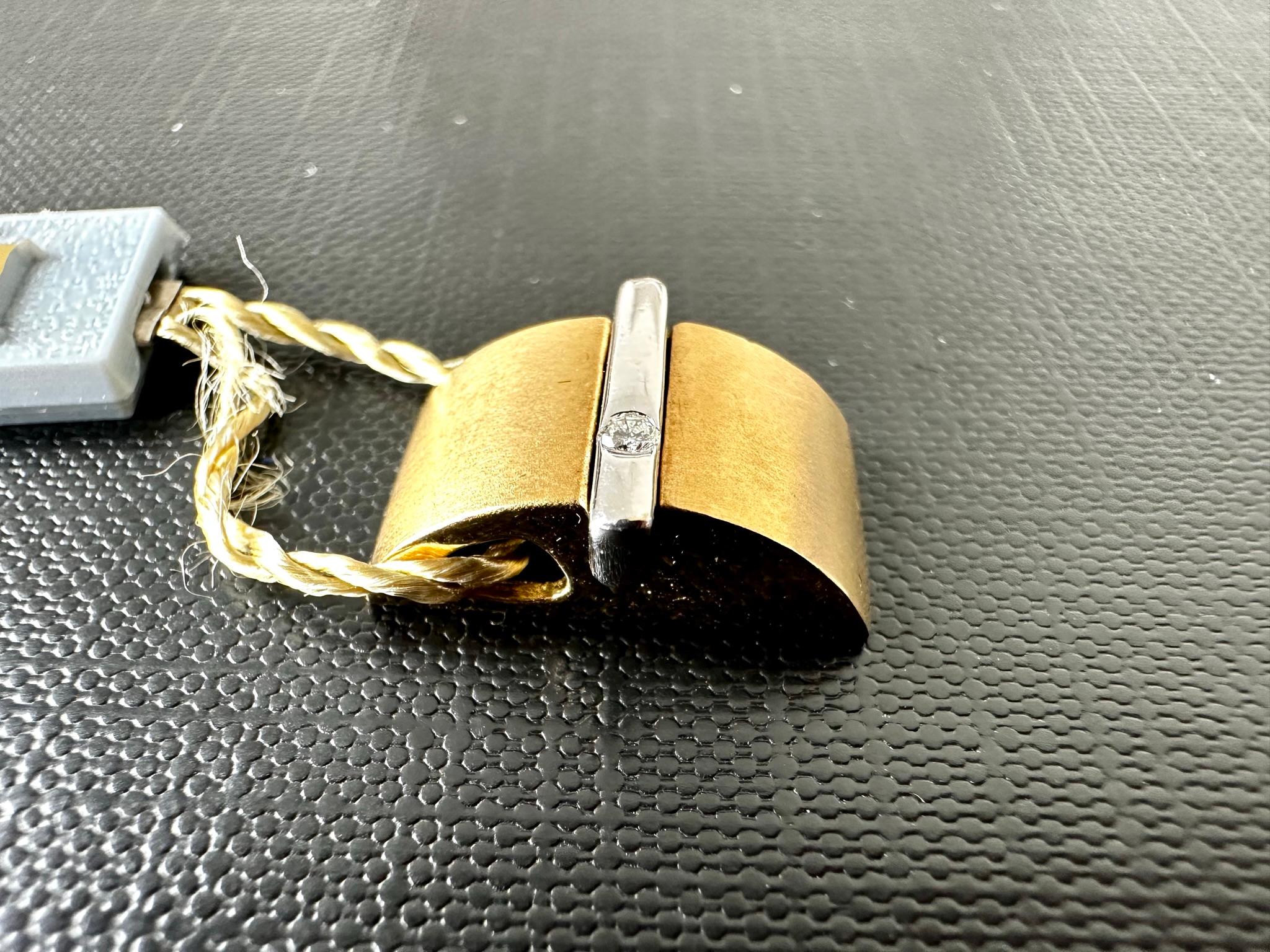 Pendentif moderne en or jaune et blanc 18 carats avec diamants Bon état - En vente à Esch sur Alzette, Esch-sur-Alzette