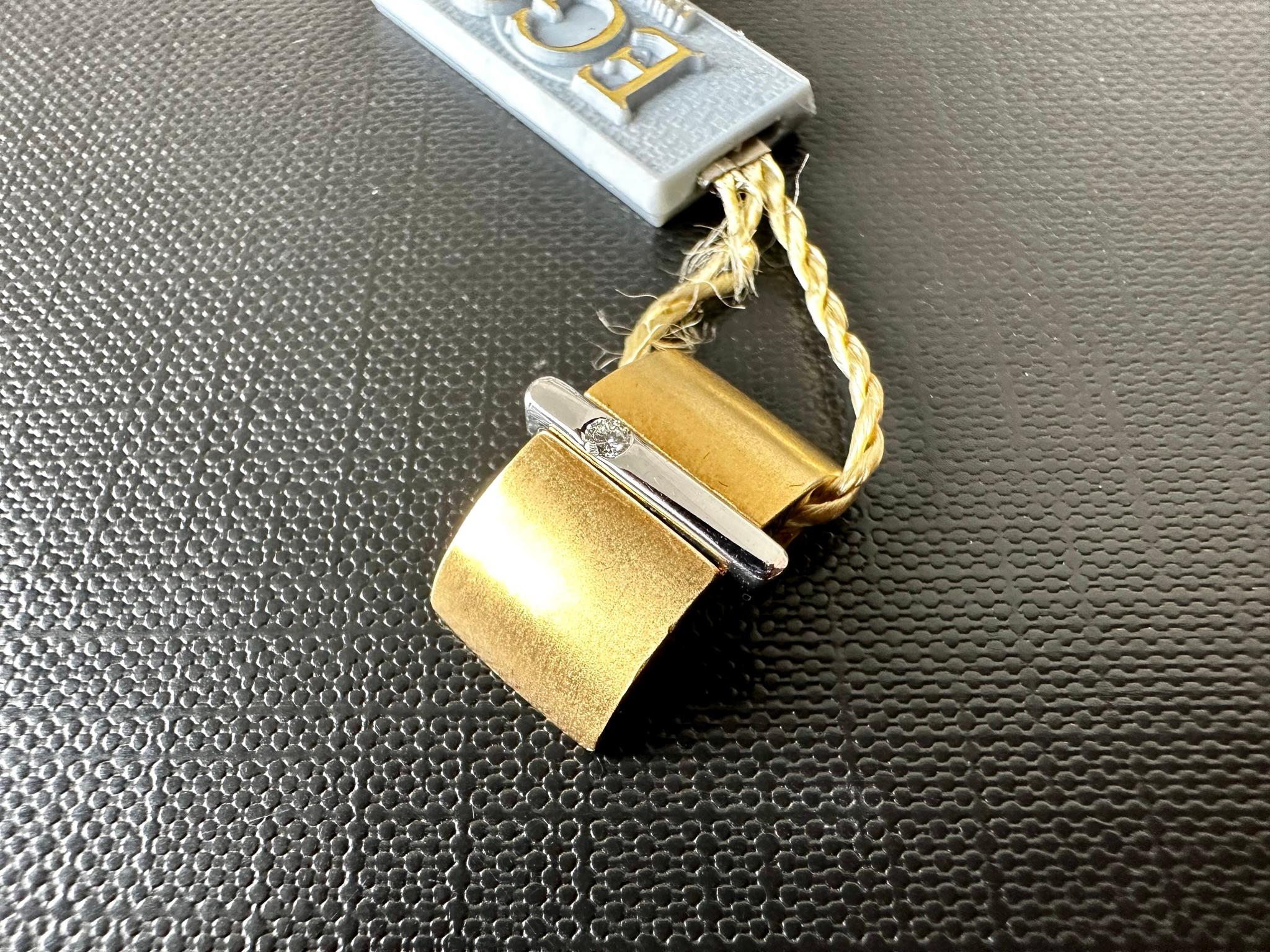 Pendentif moderne en or jaune et blanc 18 carats avec diamants Unisexe en vente