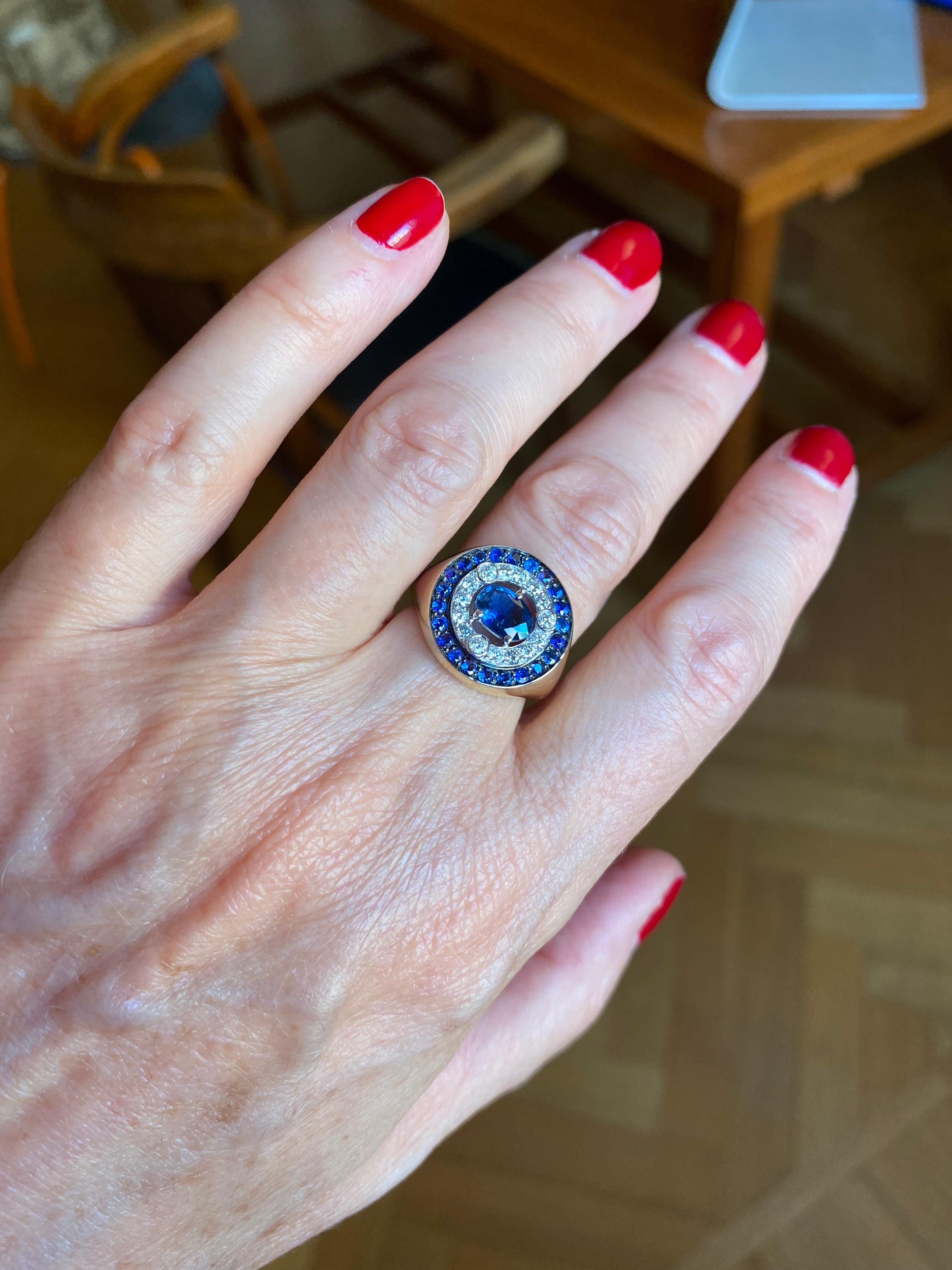 Modern 18 Karat Yellow Gold 1.62 Carat Sapphires White Diamonds Cocktail Ring In New Condition For Sale In Rome, IT