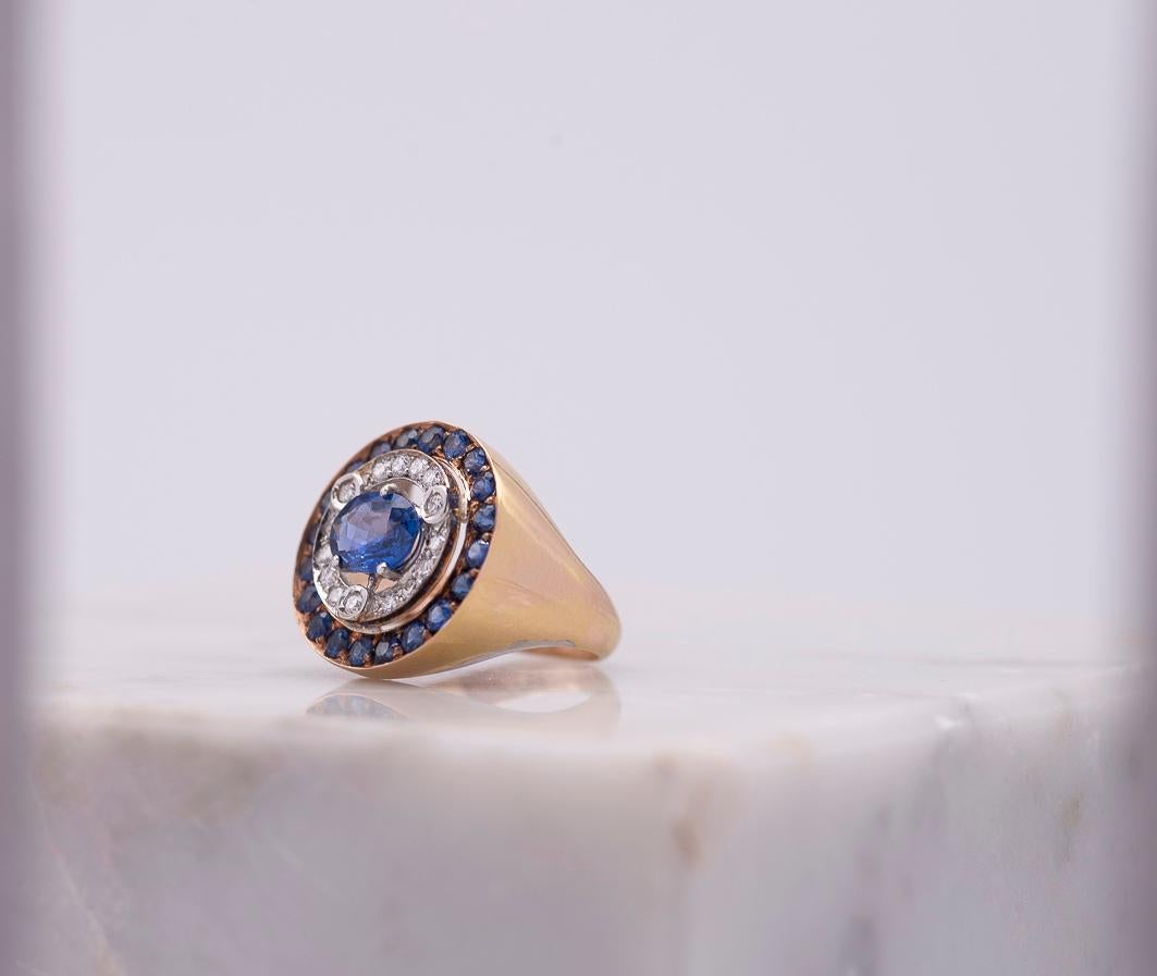 Modern 18 Karat Yellow Gold 1.62 Carat Sapphires White Diamonds Cocktail Ring For Sale 2