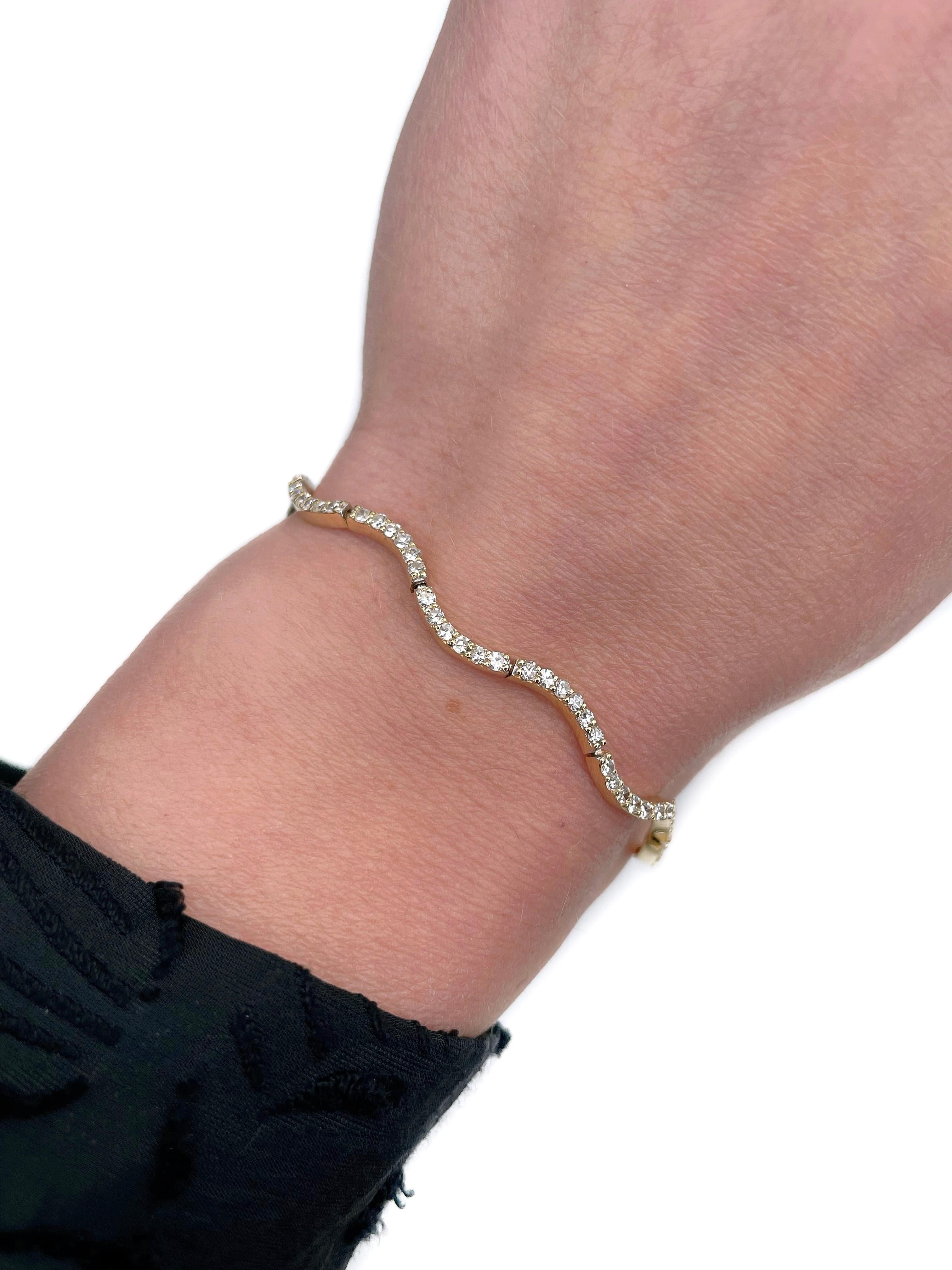 This is a modern wave tennis bracelet crafted in 18K yellow gold. Circa 2000. 

The piece features 96 diamonds: RBC-17, TW 1.65ct, RW+/W, VS-SI

Weight: 7.48g
Length: 18.5cm

———

If you have any questions, please feel free to ask. We describe our