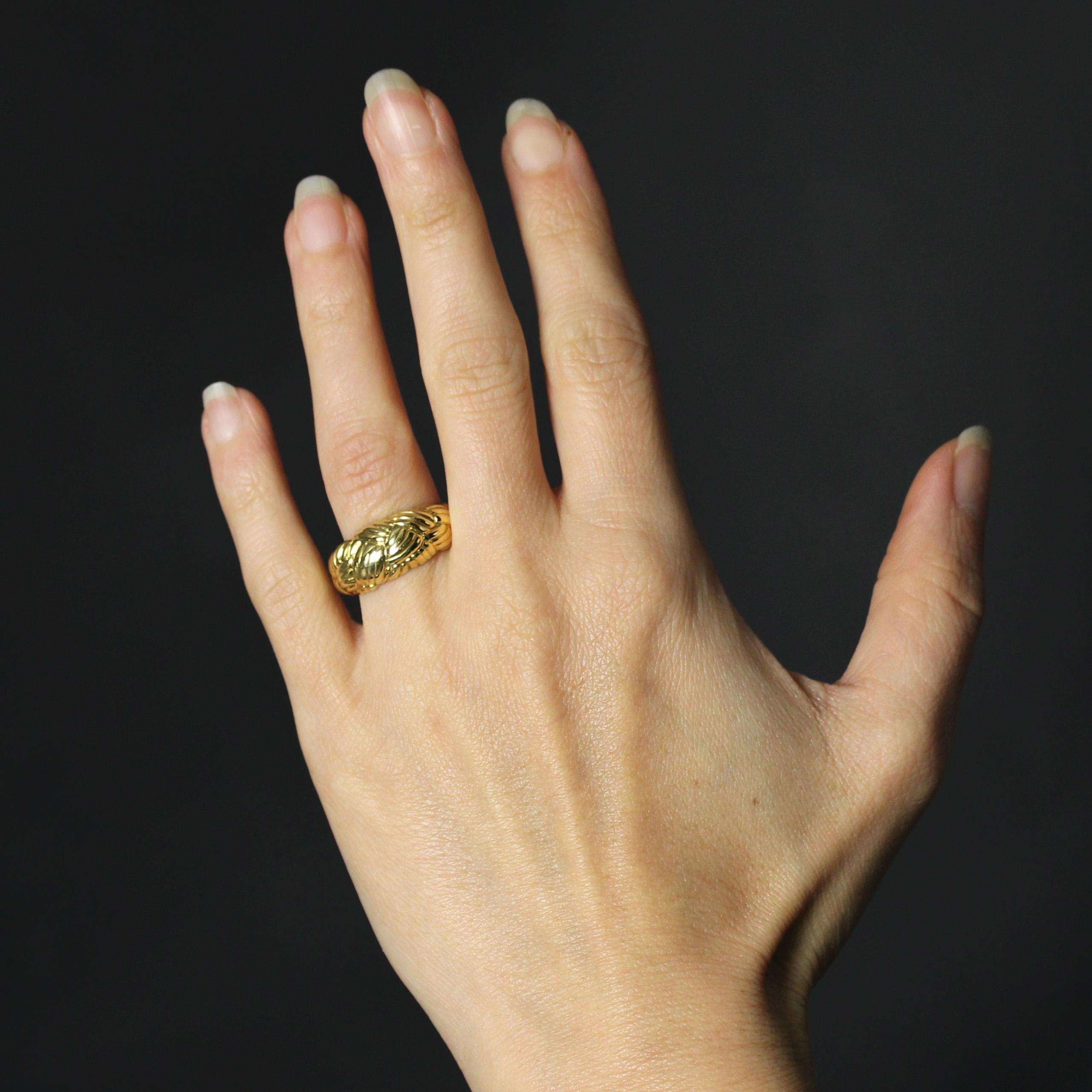Ring in 18 karat yellow gold, eagle head hallmark.
This ring features a wide top ring decorated with a braid-like motif.
Height : 9.5 mm approximately, thickness : 4 mm approximately, width of the ring at the base : 2.3 mm approximately.
Total