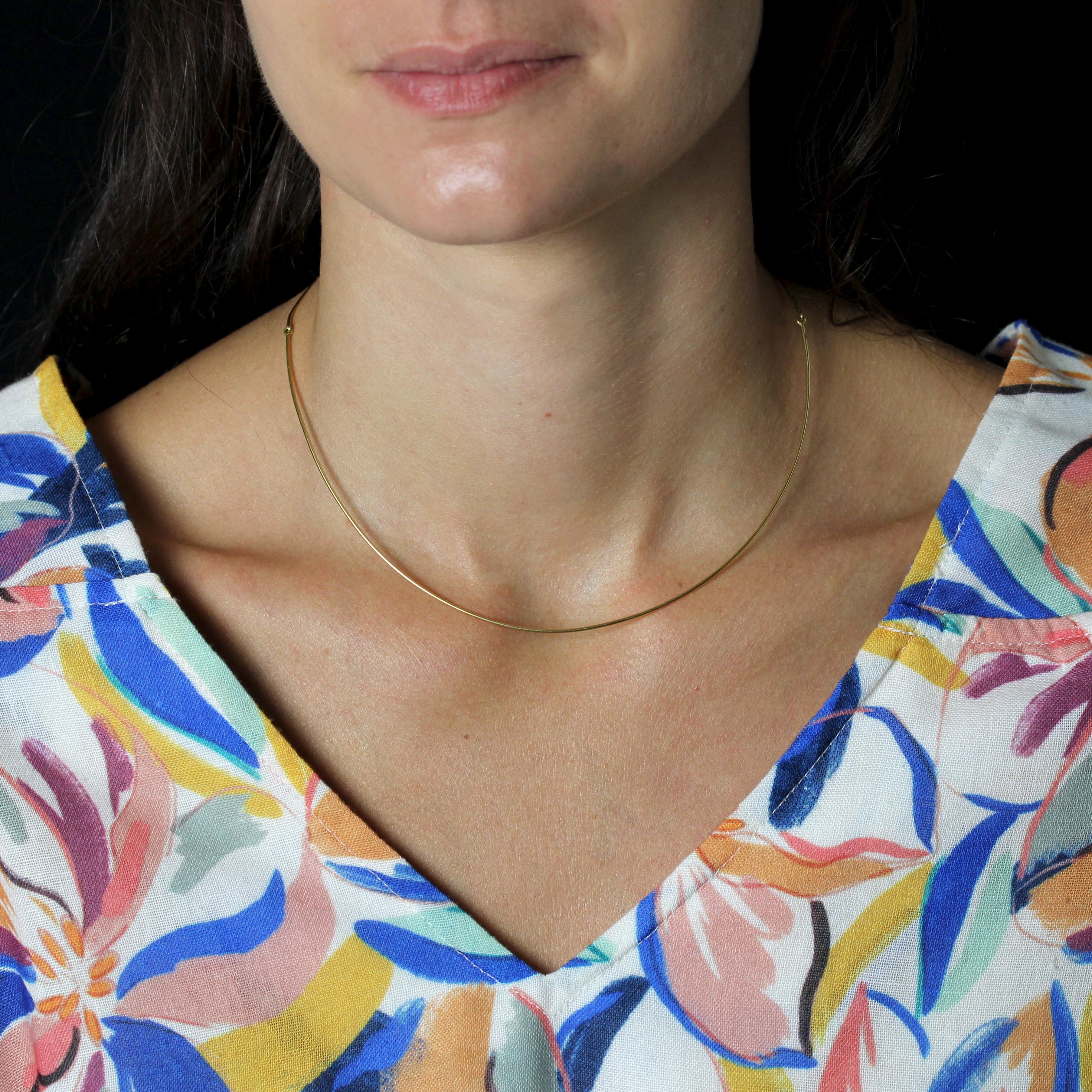 Collier en or jaune 18 carats.
Type de maille : câble.
Dimensions :
Longueur : 39 cm environ, un anneau et présent de part et d'autre de la chaîne à environ 8,5 cm.
Largeur : 0.9 mm environ.
Fermeture : anneau avec ressort.
Poids : 3,5 g