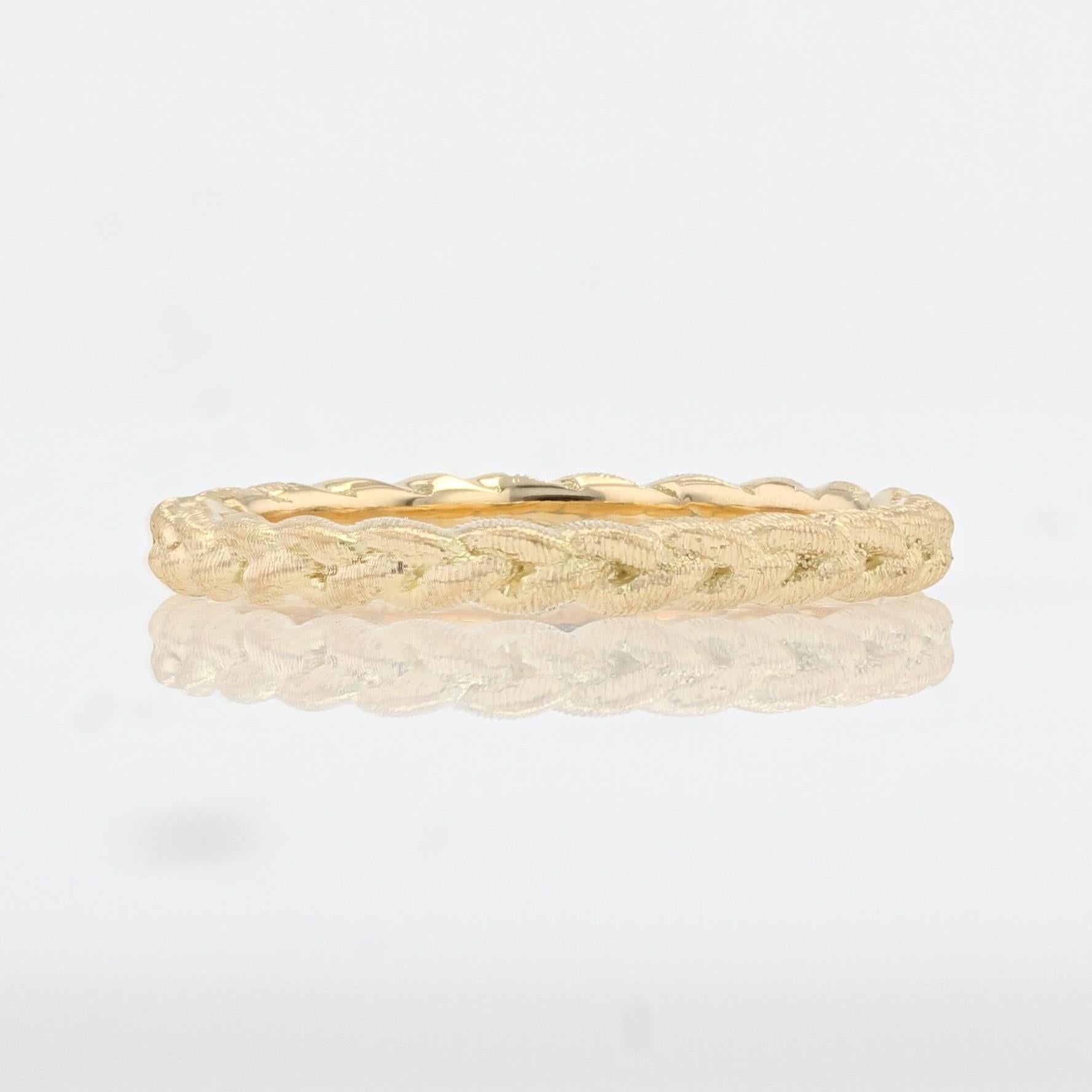 Bague de mariage moderne en or jaune 18 carats tressée et ciselée en vente 5