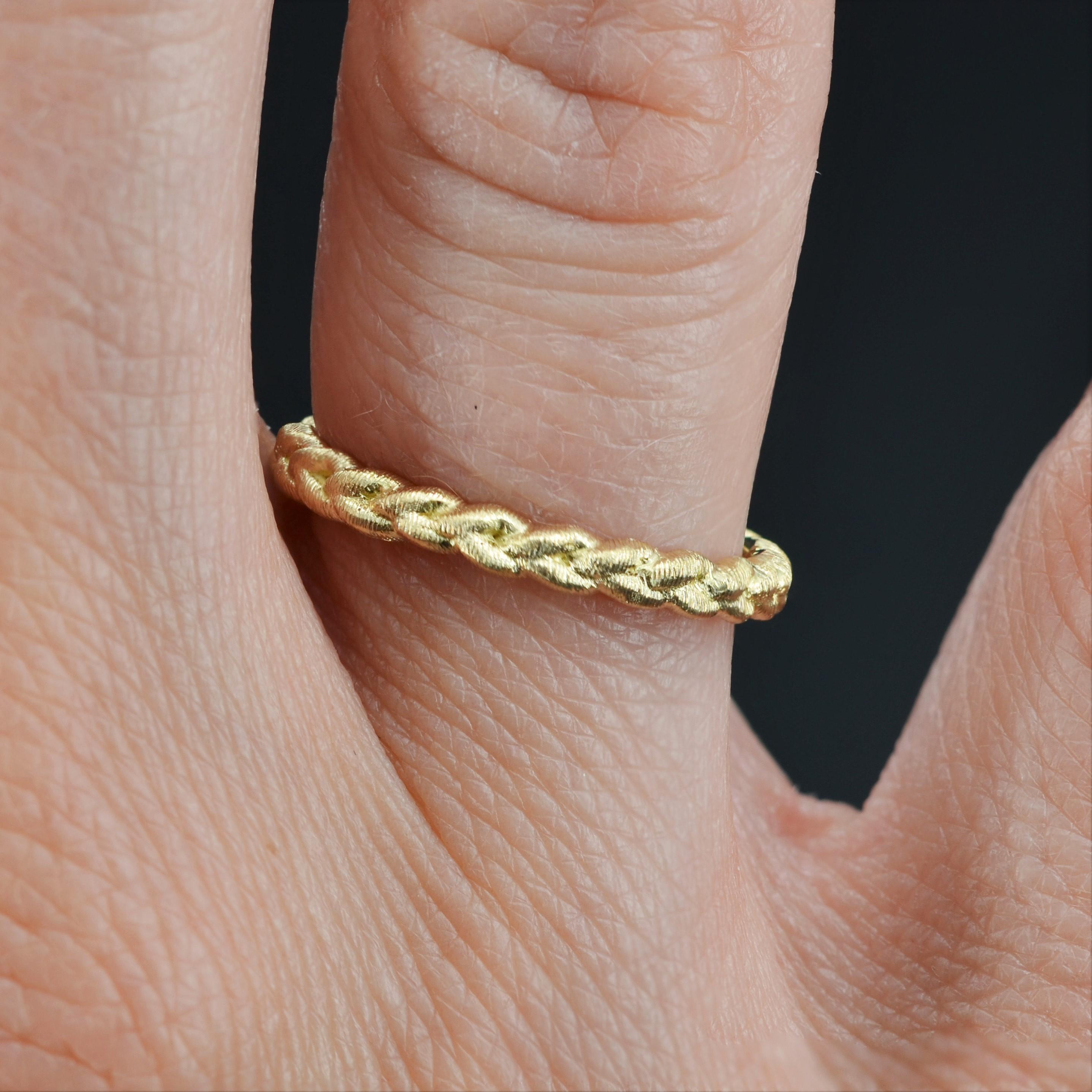 Bague de mariage moderne en or jaune 18 carats tressée et ciselée Pour femmes en vente