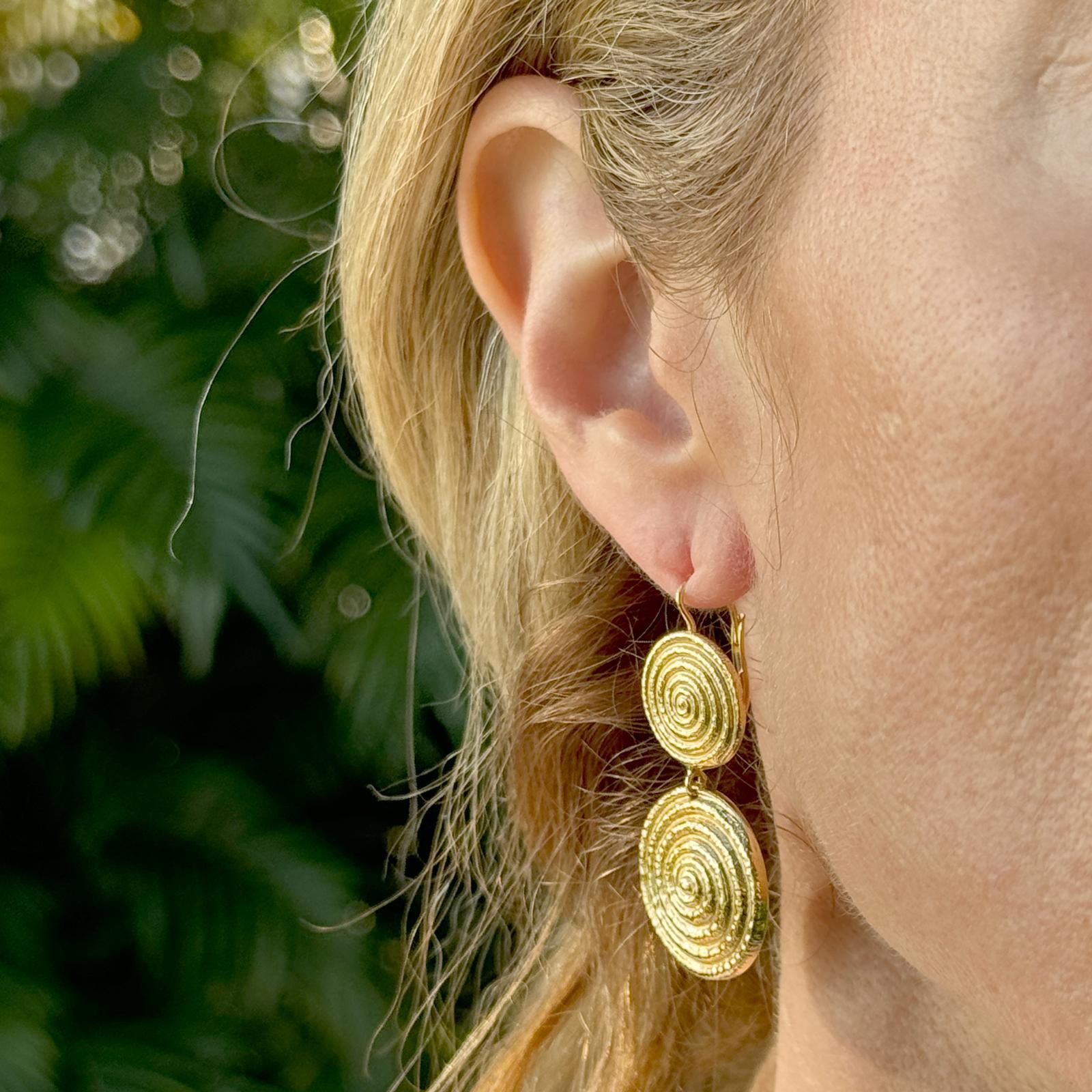 Modern 18 Karat Yellow Gold Dangle Drop Round Textured Earrings In Excellent Condition For Sale In Boca Raton, FL