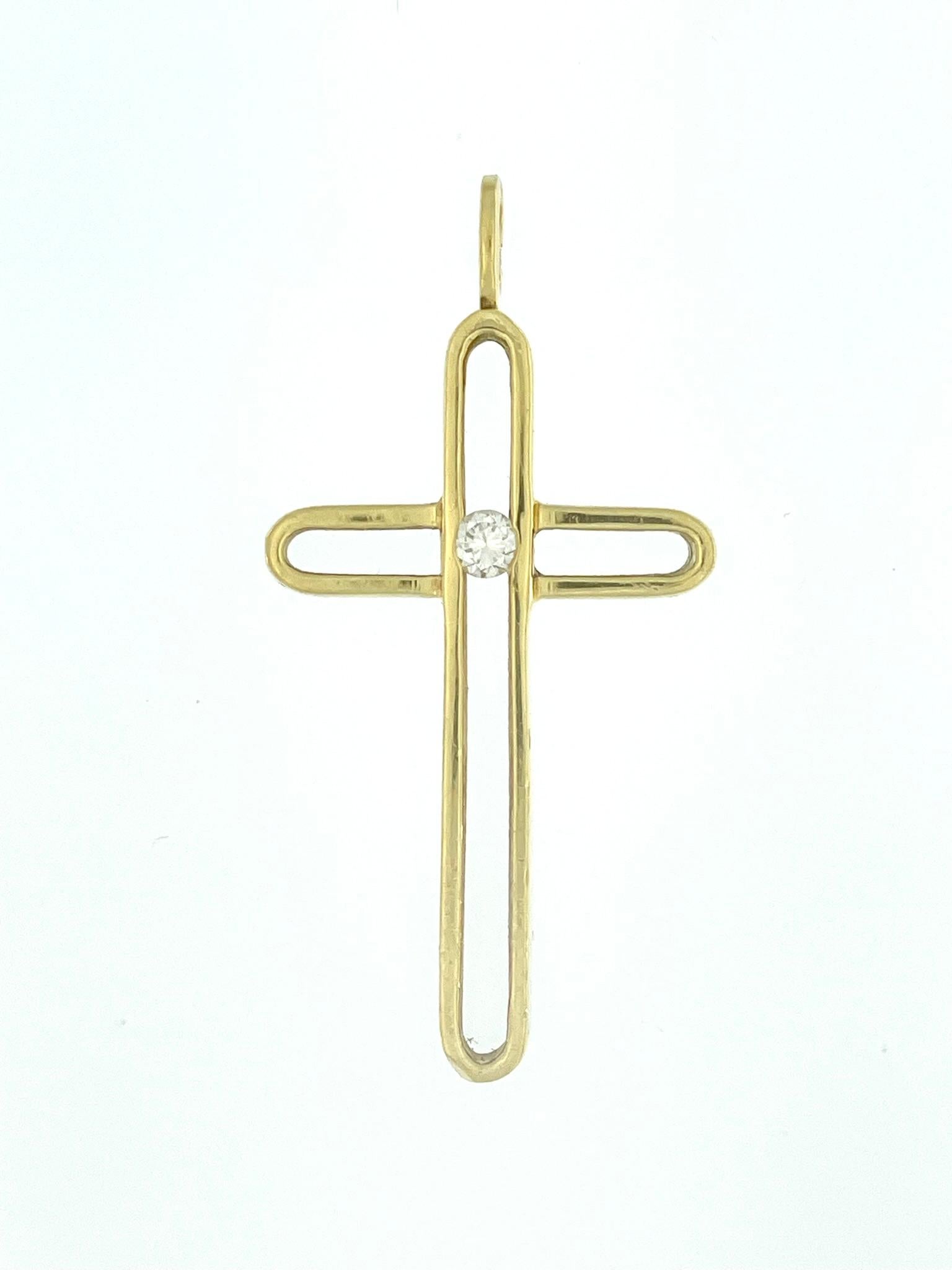 La croix moderne en or jaune 18 carats avec diamants est un pendentif religieux contemporain et sophistiqué qui allie harmonieusement un symbolisme intemporel à un design luxueux. Le point focal de cette croix est un diamant central, qui ajoute une