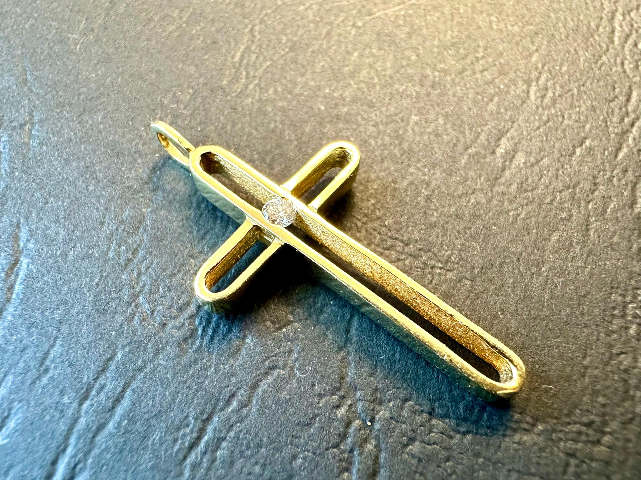 Croix moderne en or jaune 18 carats et diamants Bon état - En vente à Esch sur Alzette, Esch-sur-Alzette