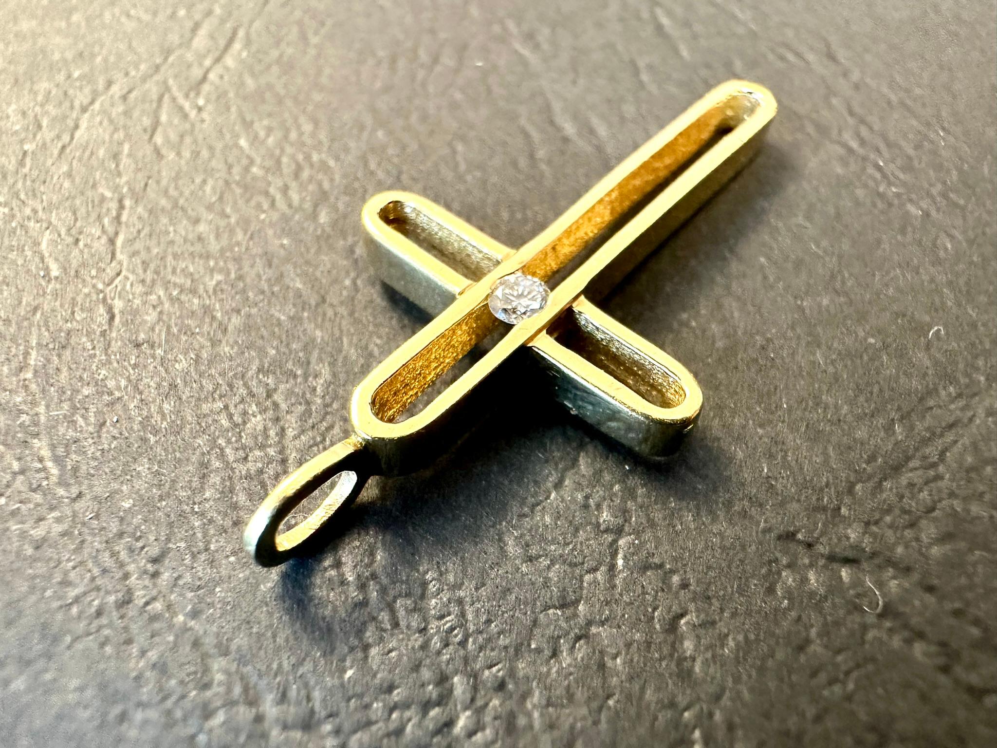 Croix moderne en or jaune 18 carats et diamants Unisexe en vente