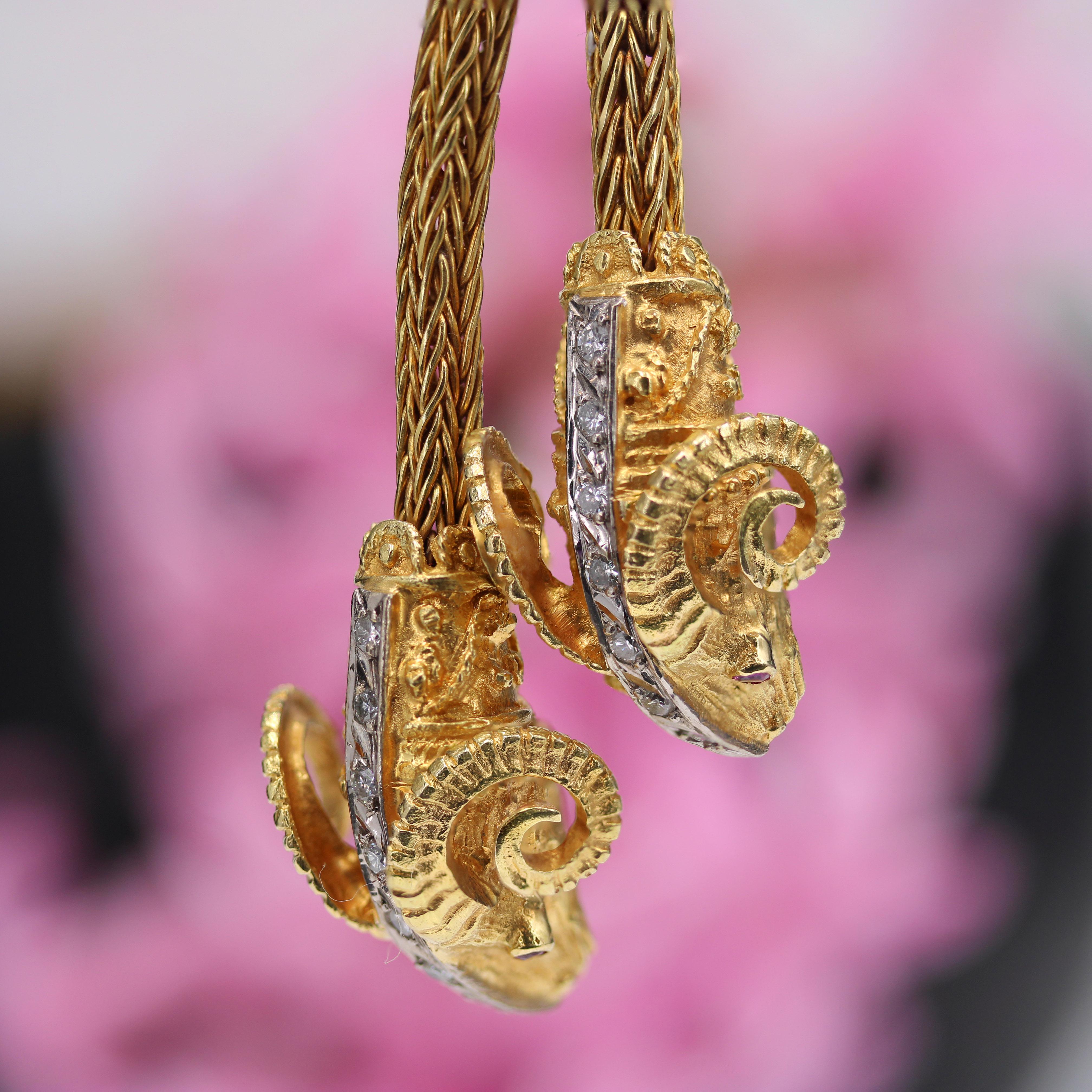 Collier moderne nœud de bélier en or jaune 18 carats, diamants et rubis en vente 4