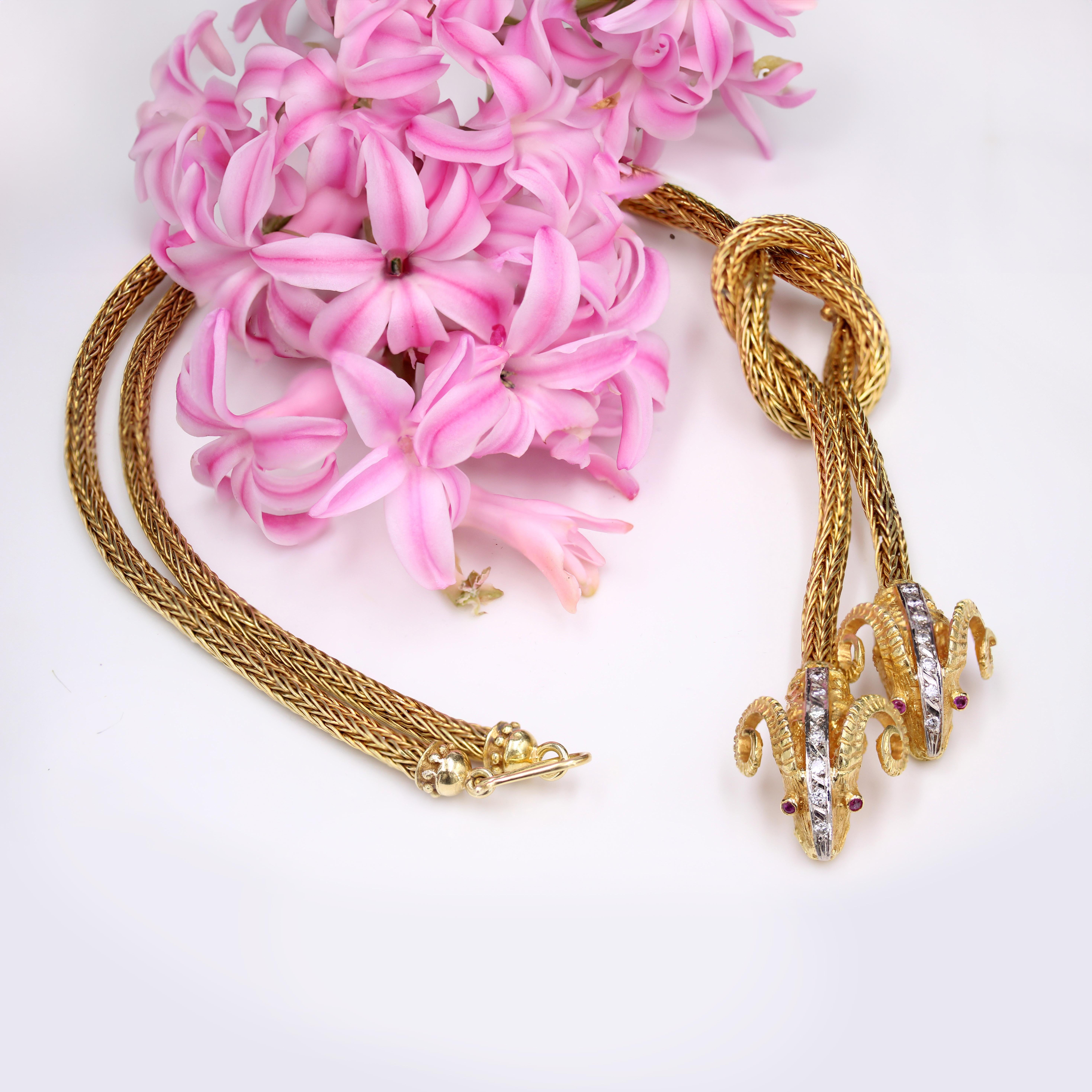 Collier moderne nœud de bélier en or jaune 18 carats, diamants et rubis en vente 5