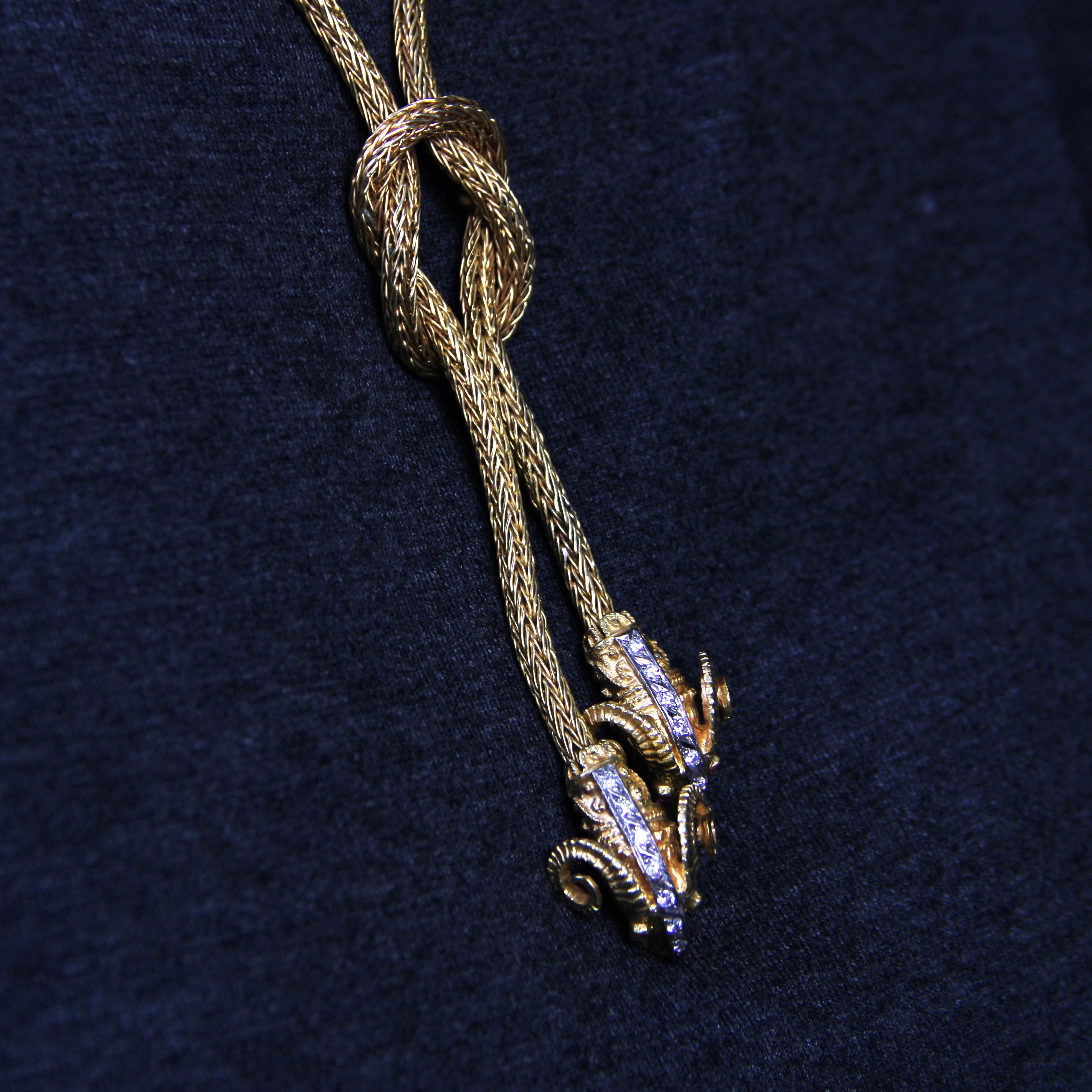 Collier moderne nœud de bélier en or jaune 18 carats, diamants et rubis en vente 8