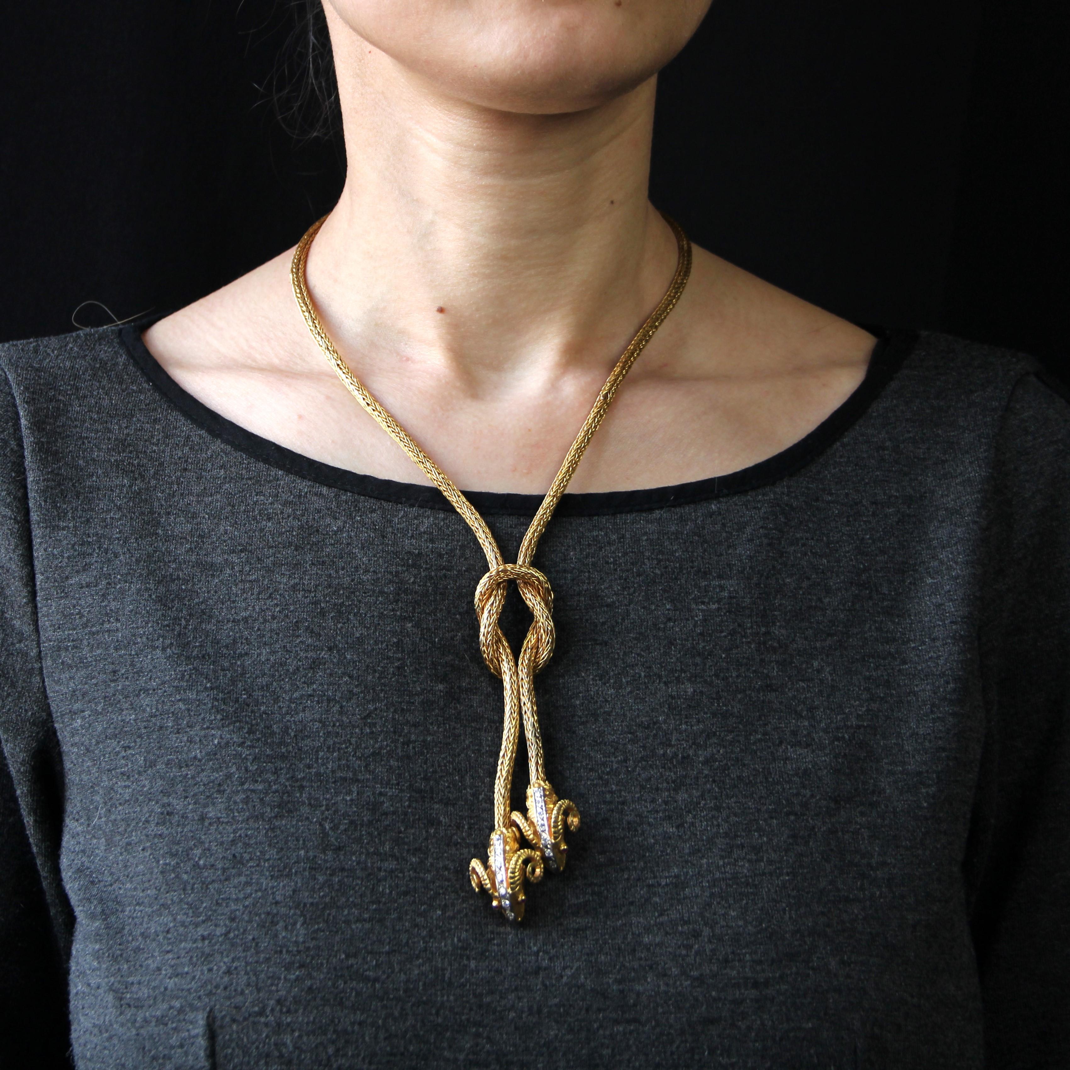 Collier en or jaune 18 carats, poinçon hibou.
Dans le style du designer grec Zolotas, ce collier présente une épaisse chaîne en forme de palmier qui se ferme à l'aide d'un crochet s'attachant à un anneau. La chaîne est nouée sur le devant et se