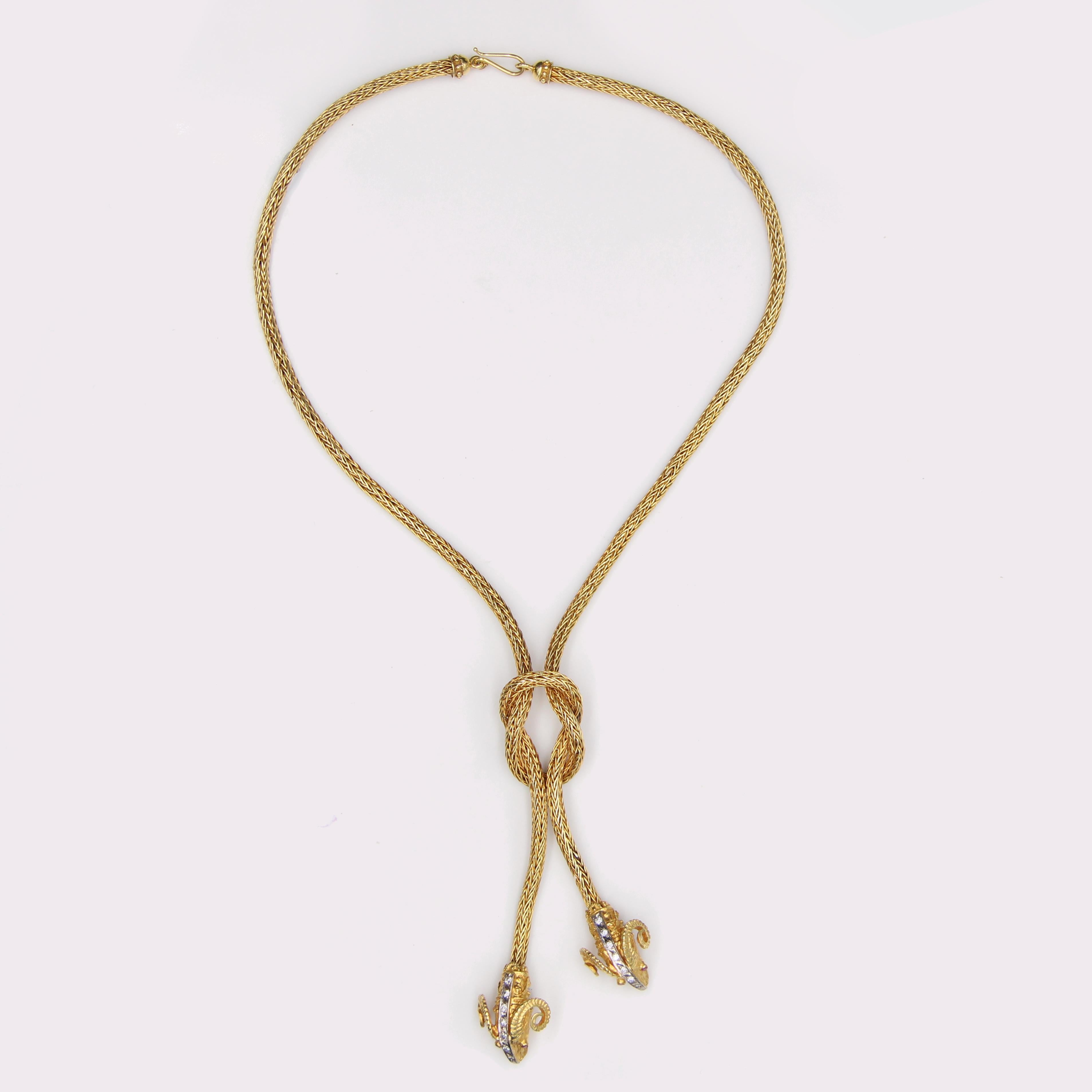 Moderne Collier moderne nœud de bélier en or jaune 18 carats, diamants et rubis en vente