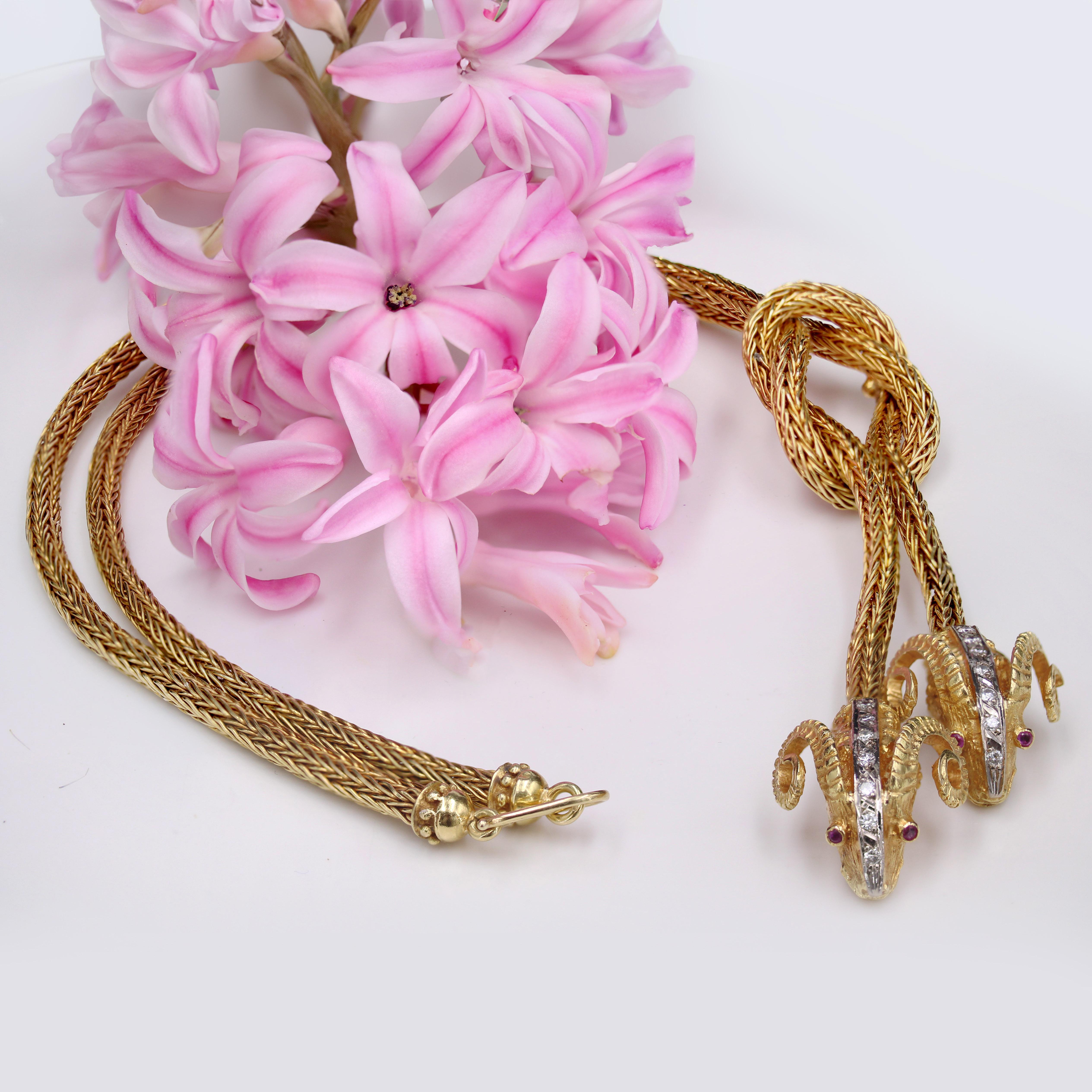 Taille brillant Collier moderne nœud de bélier en or jaune 18 carats, diamants et rubis en vente