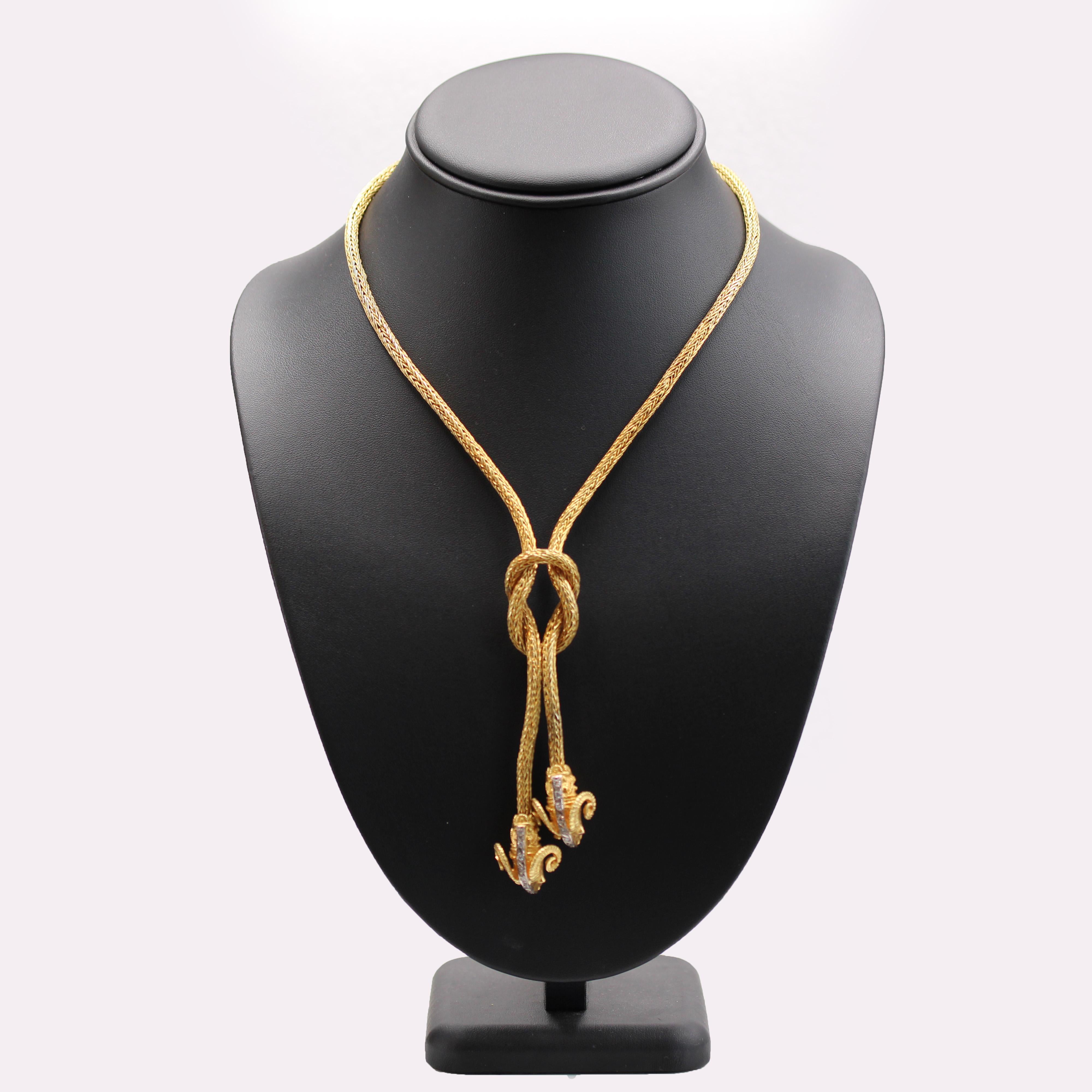 Collier moderne nœud de bélier en or jaune 18 carats, diamants et rubis en vente 1