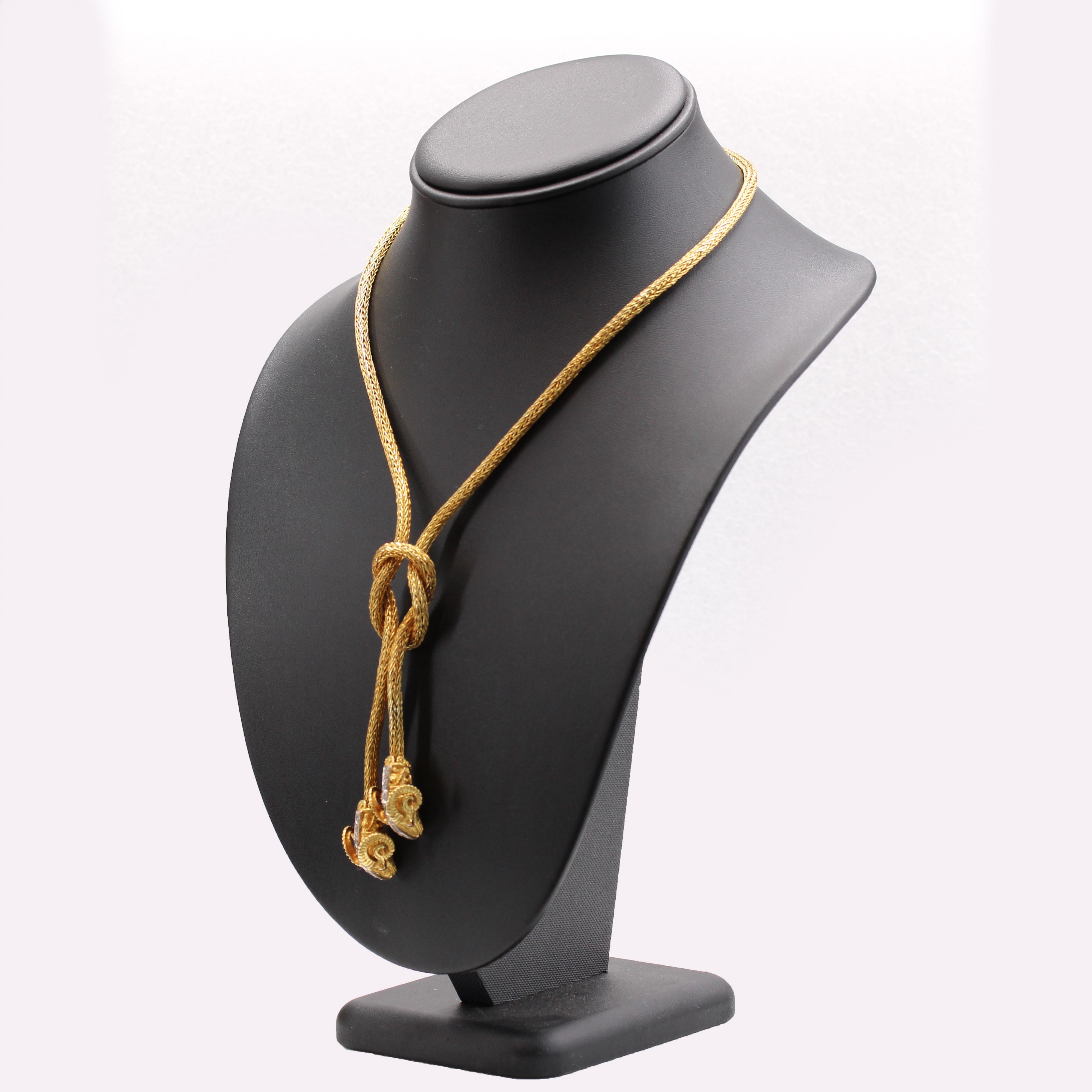 Collier moderne nœud de bélier en or jaune 18 carats, diamants et rubis en vente 2