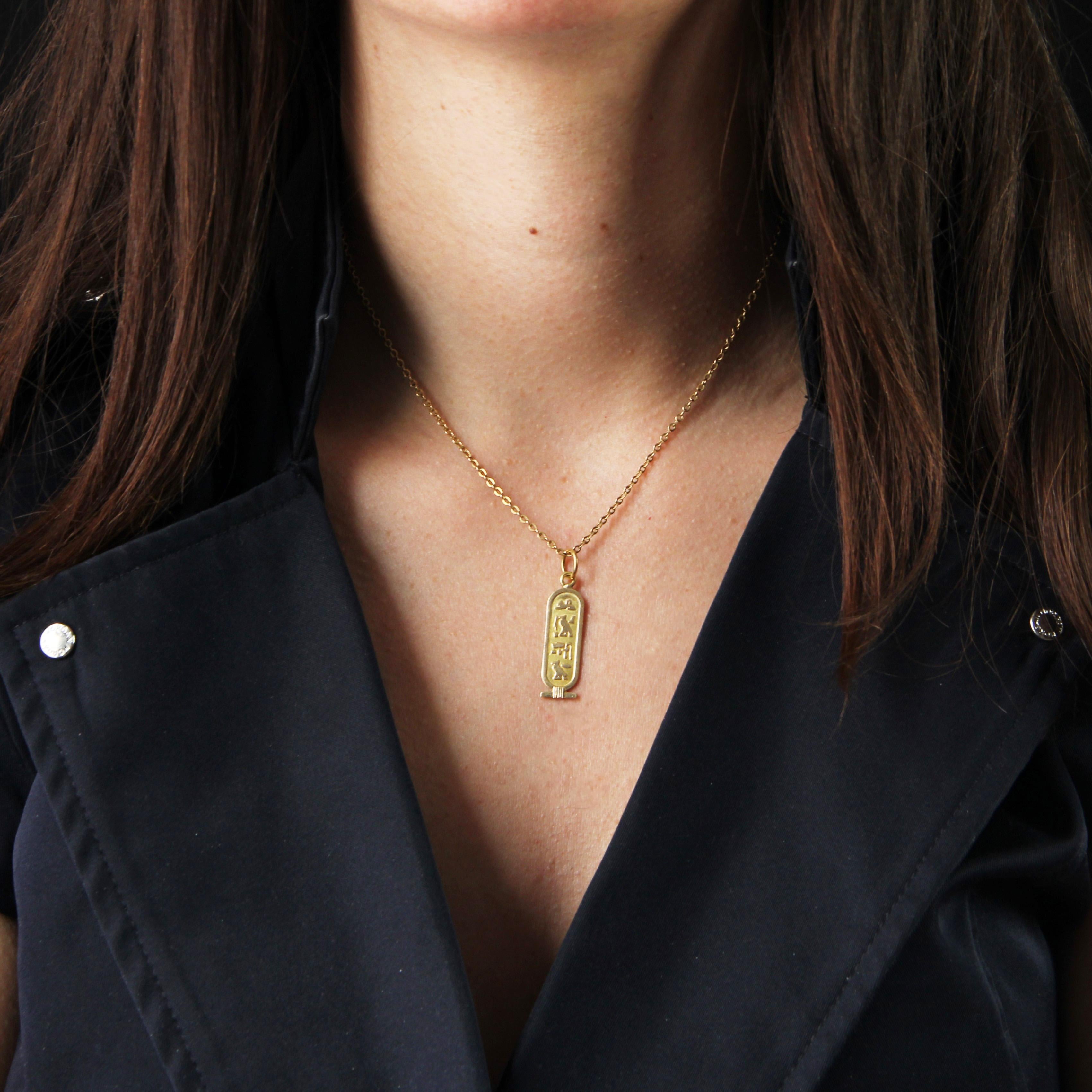 Pendant in 18 karat yellow gold.
This gold pendant features an Egyptian cartouche decorated with hieroglyphs in relief on matte yellow gold. The back is smooth.
Pendant sold alone without the chain of presentation.
Height : 3,5 cm approximately,