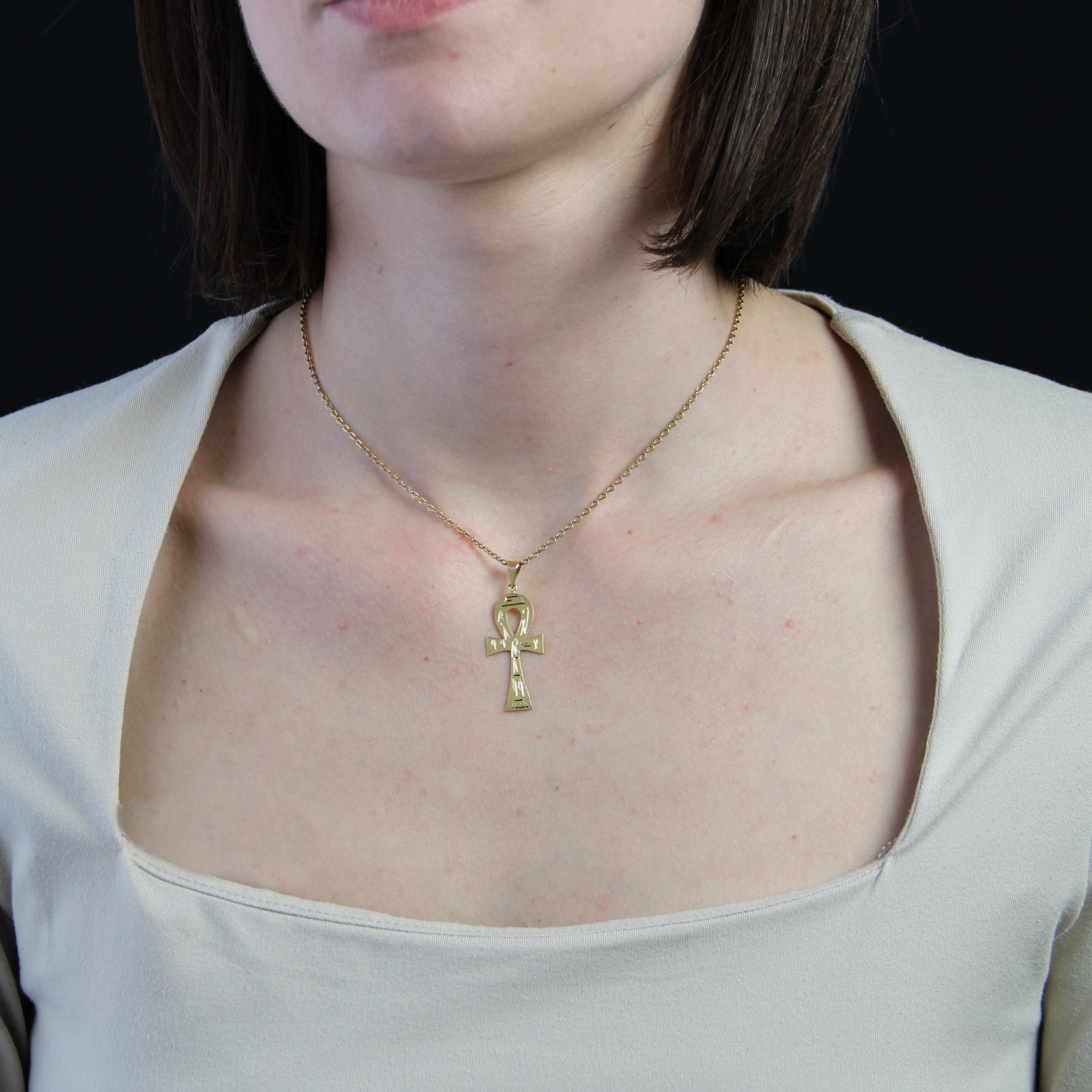 Pendant in 18 karat yellow gold.
This yellow gold pendant features a flat Egyptian cross engraved with Egyptian motifs.
Pendant sold alone without the chain of presentation.
Height : 4,1 cm approximately, width : 1,5 cm approximately, thickness :